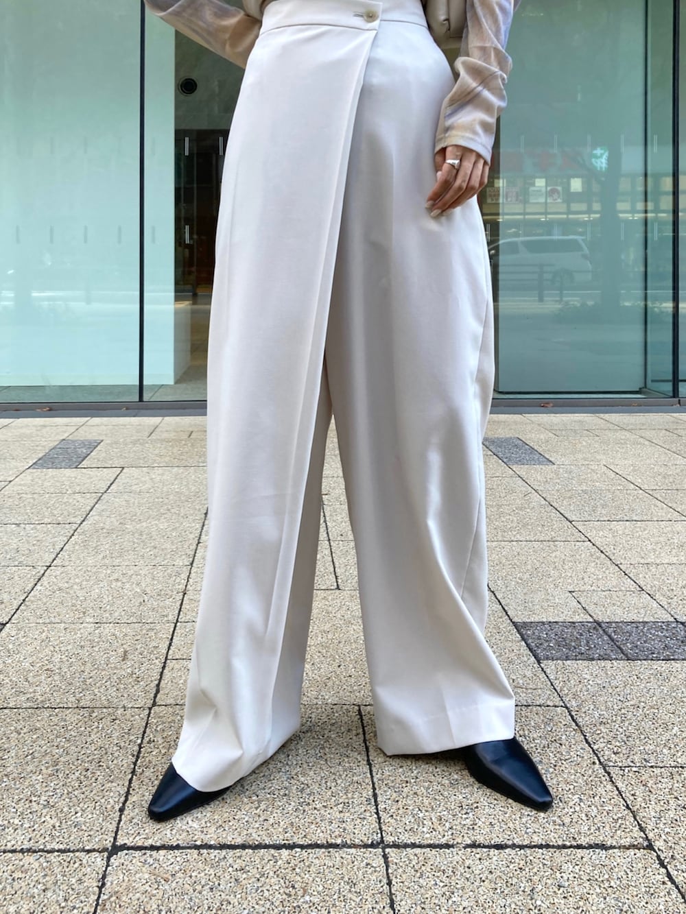 「シアートップス、マーブル柄、マーブル、シアー、ワイドパンツ、ラップパンツ、BEAUTY&YOUTH UNITED ARROWS、beauty&youth、BEAUTY & YOUTH、ビューティ&ユース、夏コーデ、休日スタイル、白パンツ、ホワイトパンツ、ストリート」|「BEAUTY&YOUTH UNITED ARROWSのポプリンラップワイドパンツ -ウォッシャブル-(その他パンツ、ホワイト系)」を使った、吉田(yoshida)さん(レディース・156cm)の夏コーディネートの6枚目の写真