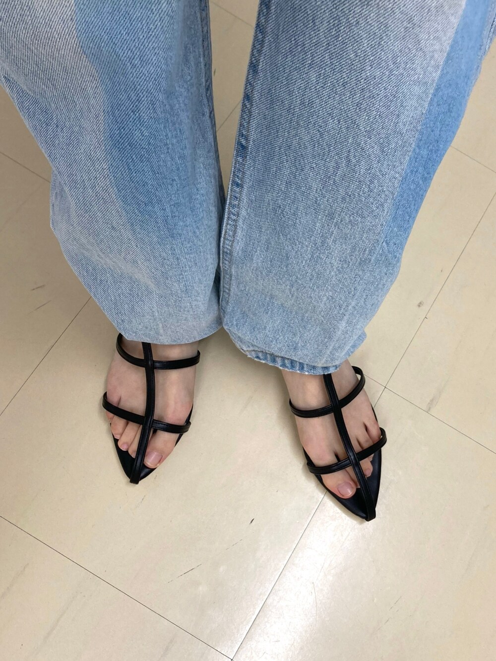 ピンク系のニット/セーター、ブルー系のパンツ、ブラック系のサンダルを着用したレディースの冬コーディネートの5枚目の写真