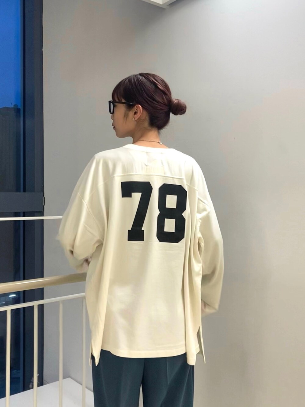 ピンク系のカーディガン/ボレロ、グリーン系のその他パンツ、ブラック系のローファーを着用したレディースの冬コーディネートの4枚目の写真