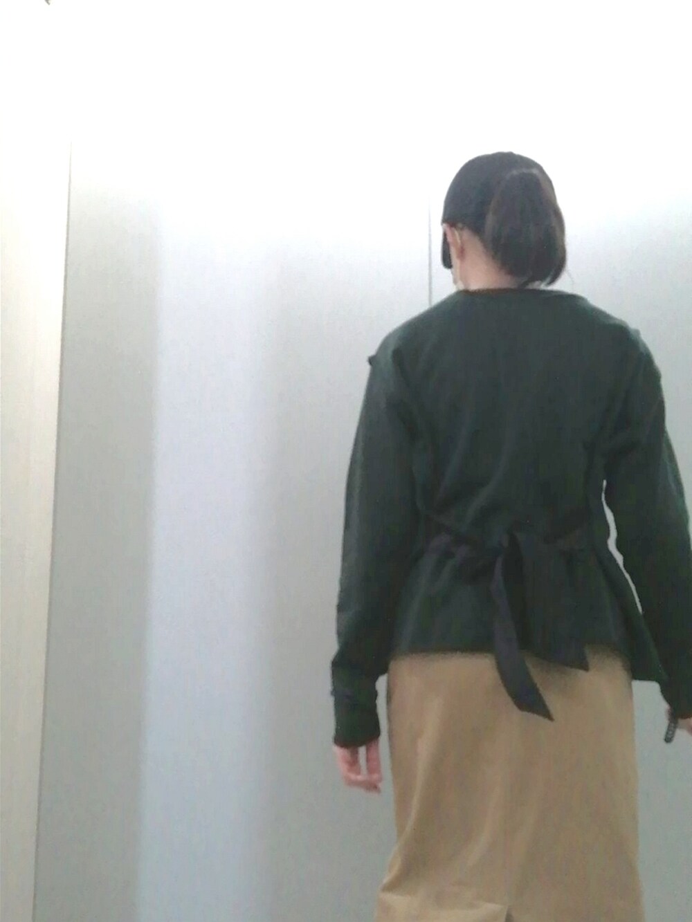「WEARハロウィン2022、秋ルック紹介するよ、秋冬コーデ、大人かわいい、シンプル、秋カラー、秋服コーデ、ベージュ、スカート、ママファッション、タイトスカート、キャップ、めがね、大人カジュアル、プチプラ」｜「NINE WESTのアイテム（ドレスシューズ、ブラック系）」を使った、めほんさん（レディース・161cm）の秋コーディネートの2枚目の写真