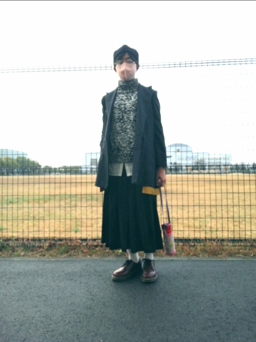 「お出かけコーデ、大人カジュアル、ニットベスト」｜「no brandのアイテム（スカート、ブラック系）」を使った、めほんさん（レディース・161cm）の春コーディネートの2枚目の写真