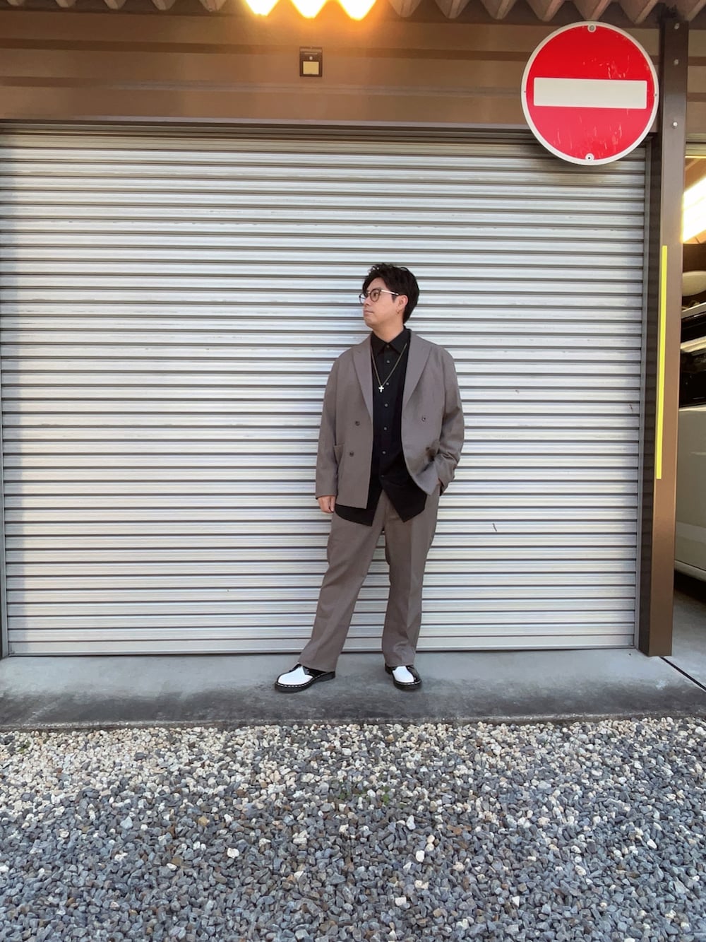 ベージュ系のパンツ、ブラウン系のジャケット/アウター、ブラック系のシャツ/ブラウスを着用したメンズの冬コーディネートの2枚目の写真