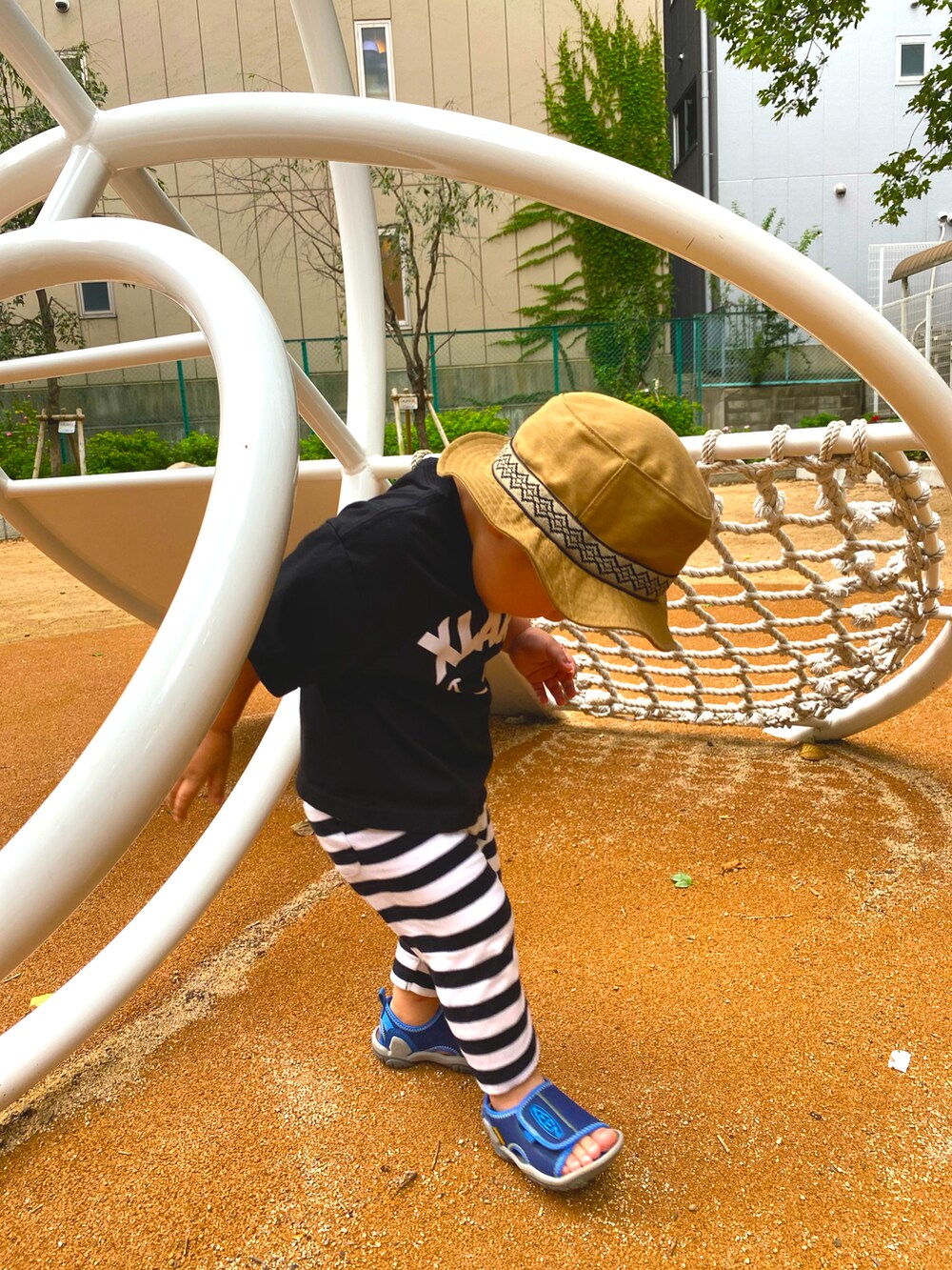 「男の子コーデ、シンプルコーデ、夏コーデ、２歳1ヶ月、XLARGE KIDS、KAVU、keen、モノトーン、西松屋、ハットコーデ」｜「XLARGE KIDSのスマイルロゴプリント半袖Tシャツ（Tシャツ/カットソー、ブラック系）」を使った、RITSU®︎さん（キッズ・80cm）の夏コーディネートの2枚目の写真