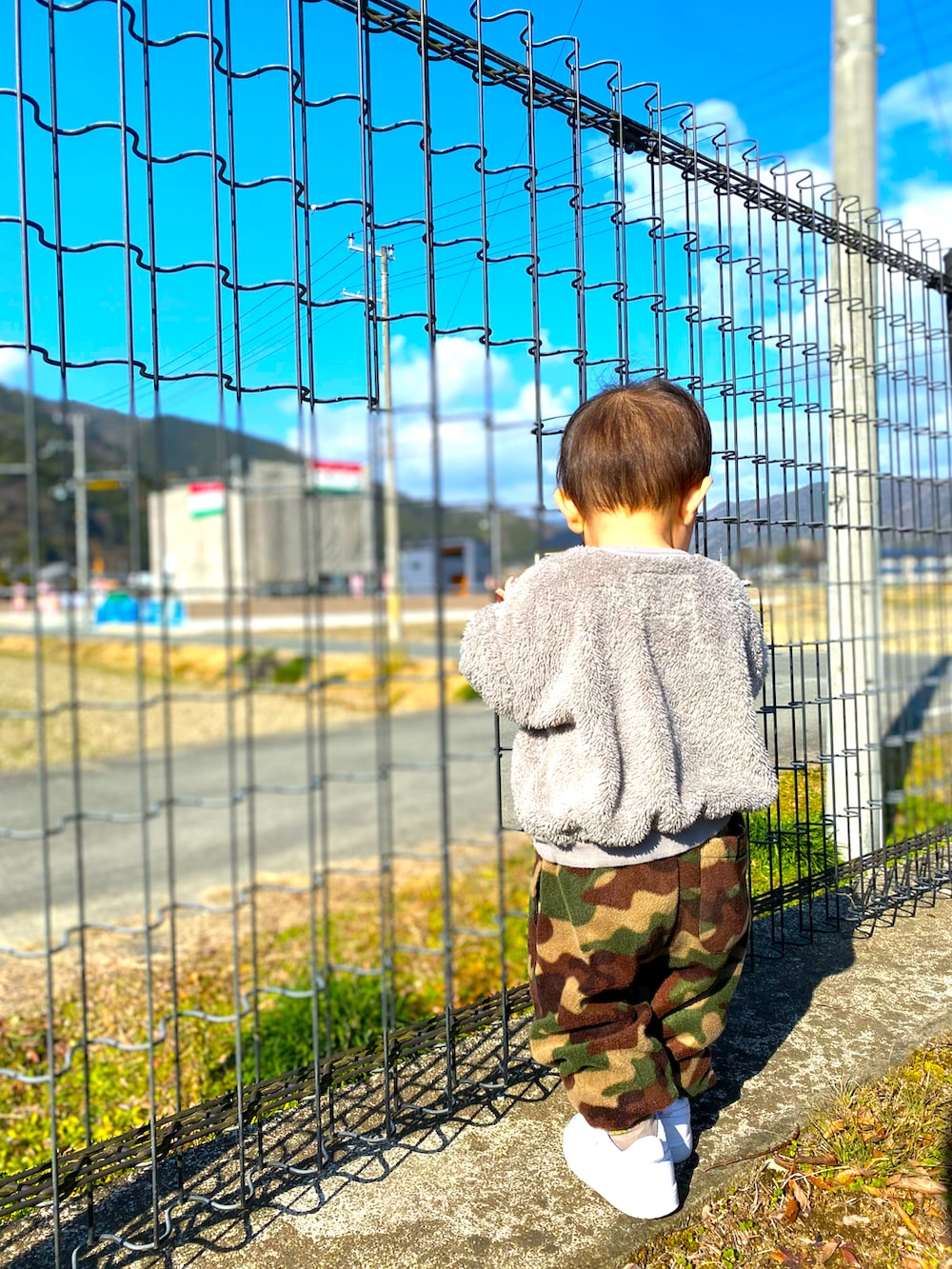 「キッズコーデ、休日コーデ、男の子コーデ、もこもこ、私の推しブランド、マーキーズ、BIGFIELD、make your day、公園スタイル、NIKE、１歳８ヶ月」｜「MAKE YOUR DAYの三角ポケット両面ボアプルオーバー■80～140cm（スウェット、グレー系）」を使った、RITSU®︎さん（キッズ・80cm）の冬コーディネートの2枚目の写真