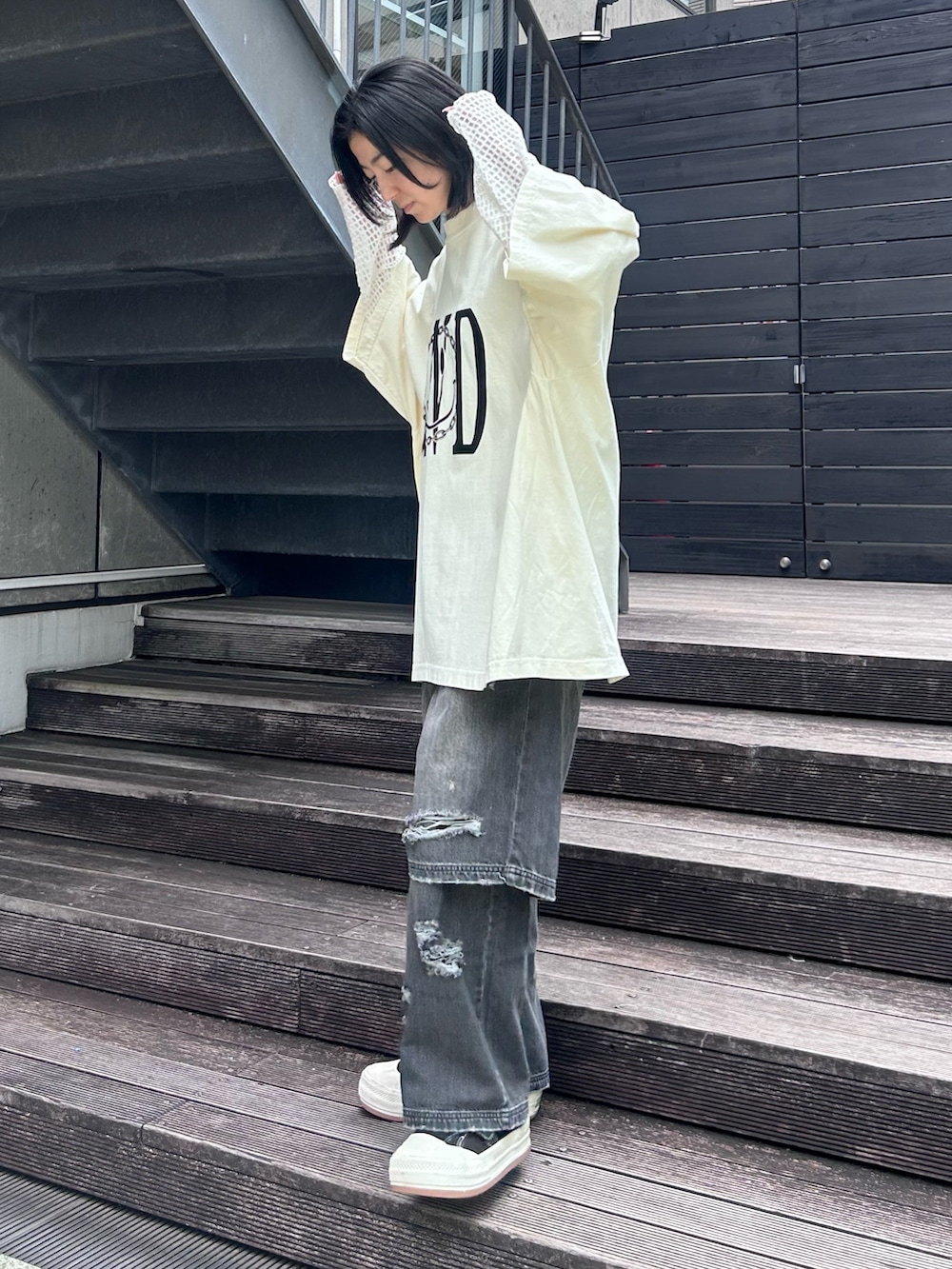 ブラック系のデニムパンツ、ホワイト系のTシャツ/カットソー、ホワイト系のTシャツ/カットソーを着用したレディースの秋コーディネートの4枚目の写真