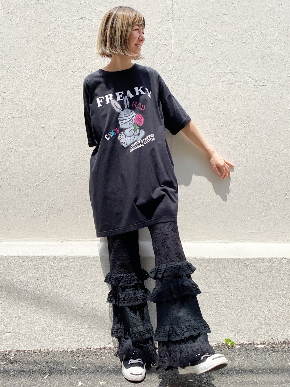 ブラック系のスニーカー、ブラック系のその他パンツ、ブラック系のTシャツ/カットソーを着用したレディースの夏コーディネートの2枚目の写真