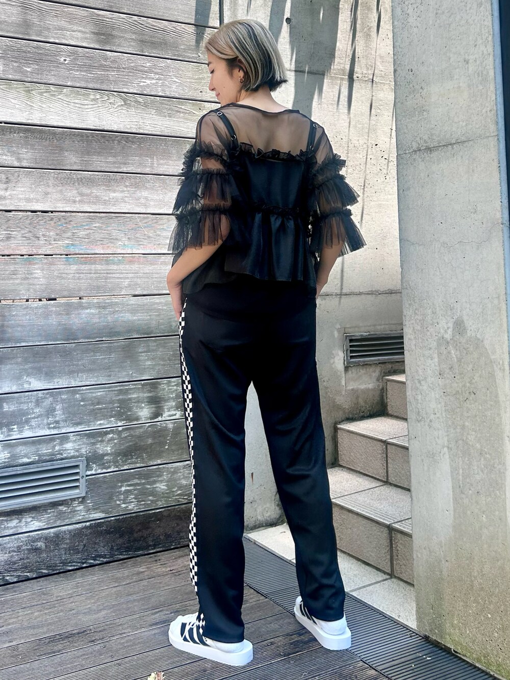 「Candy Stripper、adidas、チュールトップス、シースルー、オーガンジー、ビスチェ、イージーパンツ、チェッカーフラッグ、カジュアル、レイヤードスタイル、お出かけコーデ」｜「Candy StripperのTULLE FRILL SLEEVE トップス（Tシャツ/カットソー、ブラック系）」を使った、CandyStripper_mikiさん（レディース・162cm）の夏コーディネートの4枚目の写真