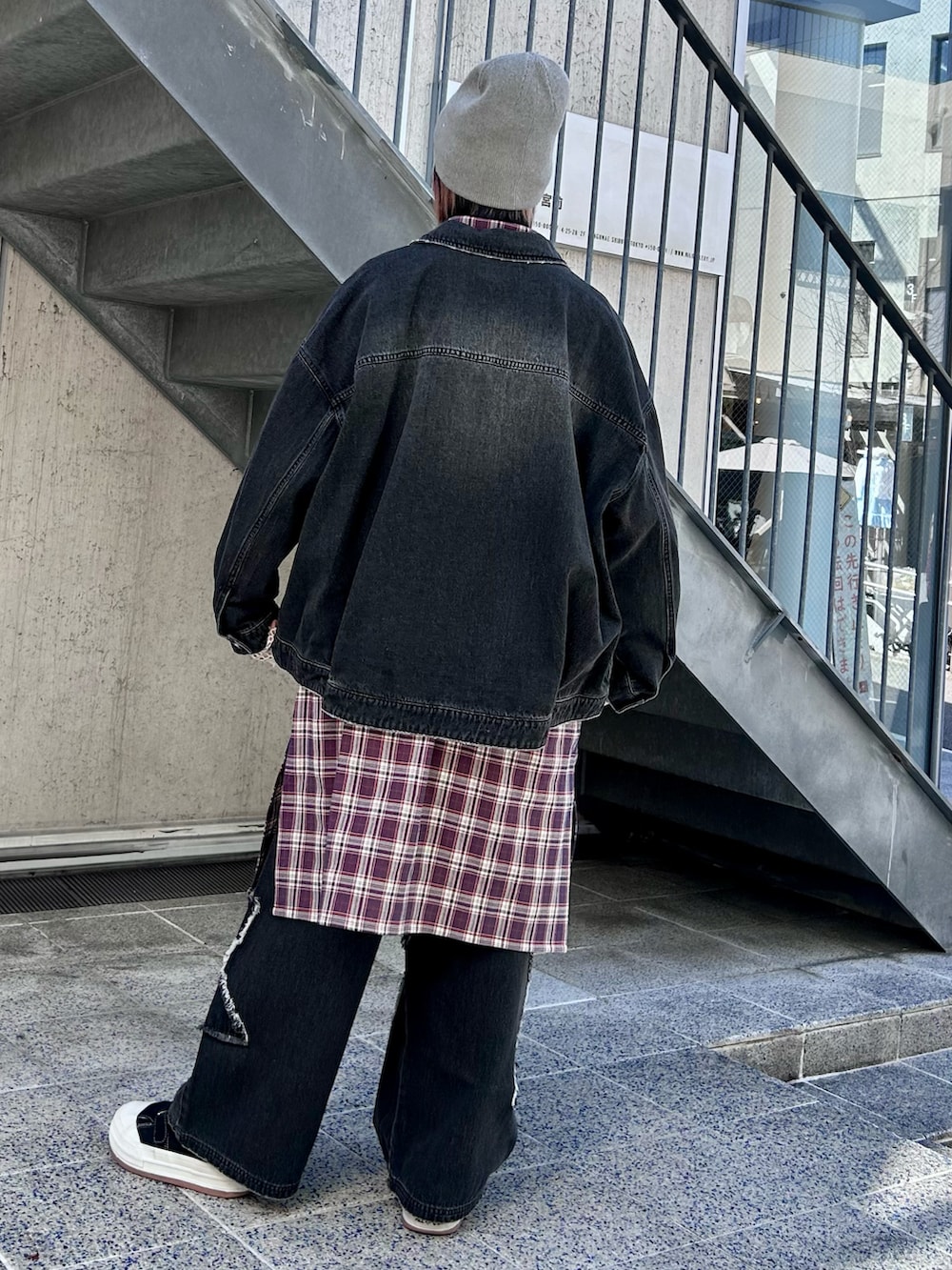 ブラック系のデニムジャケット、パープル系のシャツワンピース、ベージュ系のTシャツ/カットソーを着用したレディースの春コーディネートの5枚目の写真
