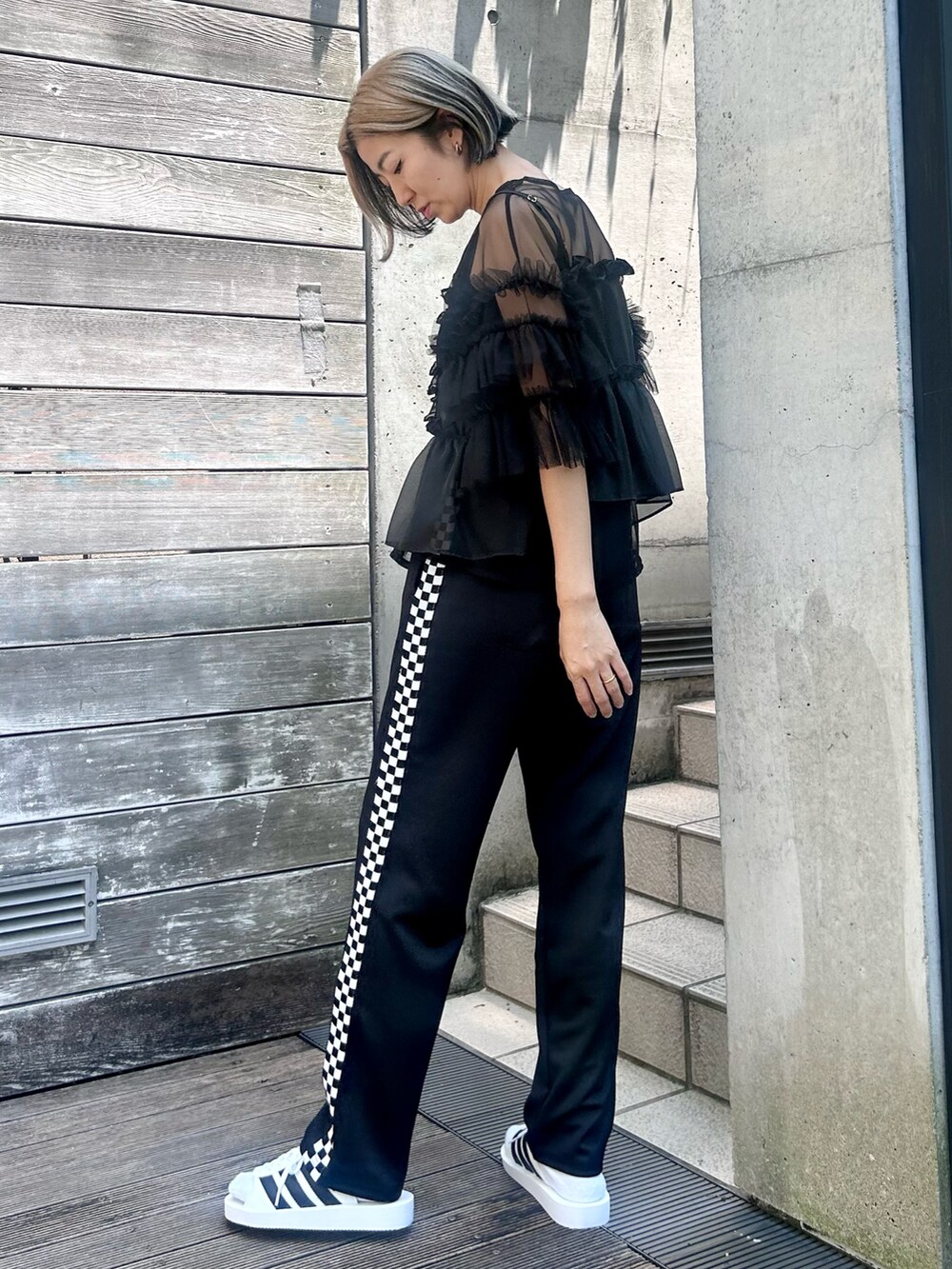 「Candy Stripper、adidas、チュールトップス、シースルー、オーガンジー、ビスチェ、イージーパンツ、チェッカーフラッグ、カジュアル、レイヤードスタイル、お出かけコーデ」｜「Candy StripperのTULLE FRILL SLEEVE トップス（Tシャツ/カットソー、ブラック系）」を使った、CandyStripper_mikiさん（レディース・162cm）の夏コーディネートの3枚目の写真