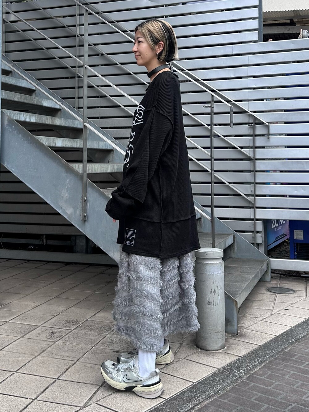 「Candy Stripper、NIKE、ワッフル、リメイク風、オーバーサイズ、ワンピース、シャギー、ジャガード、チョーカー、カジュアル、レイヤードスタイル、お出かけコーデ」｜「Candy StripperのSAFETY PIN WAFFLE トップス（Tシャツ/カットソー、ブラック系）」を使った、CandyStripper_mikiさん（レディース・162cm）の秋コーディネートの4枚目の写真