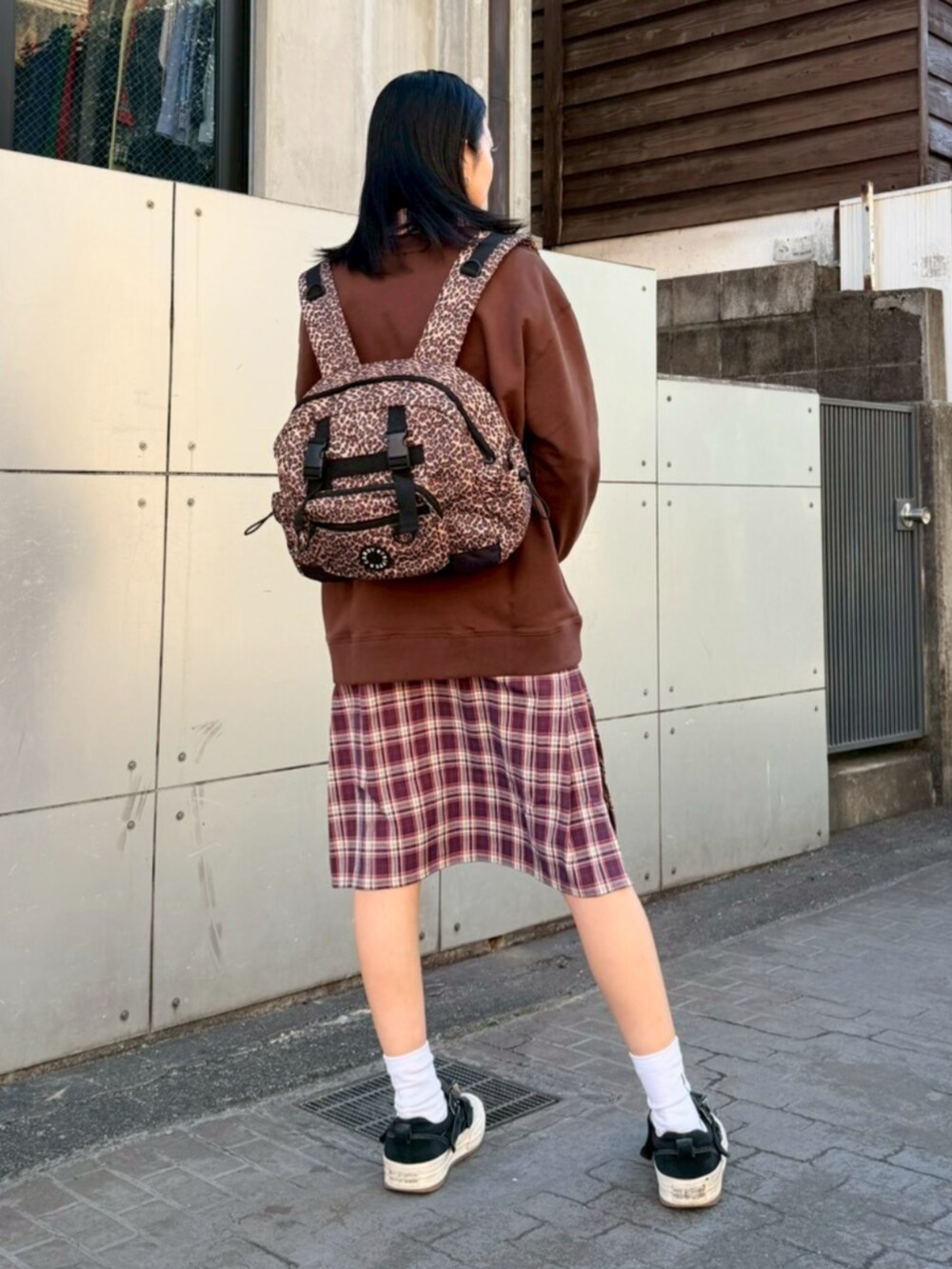 パープル系のシャツワンピース、その他のバックパック/リュック、ブラウン系のスウェットを着用したレディースの冬コーディネートの2枚目の写真