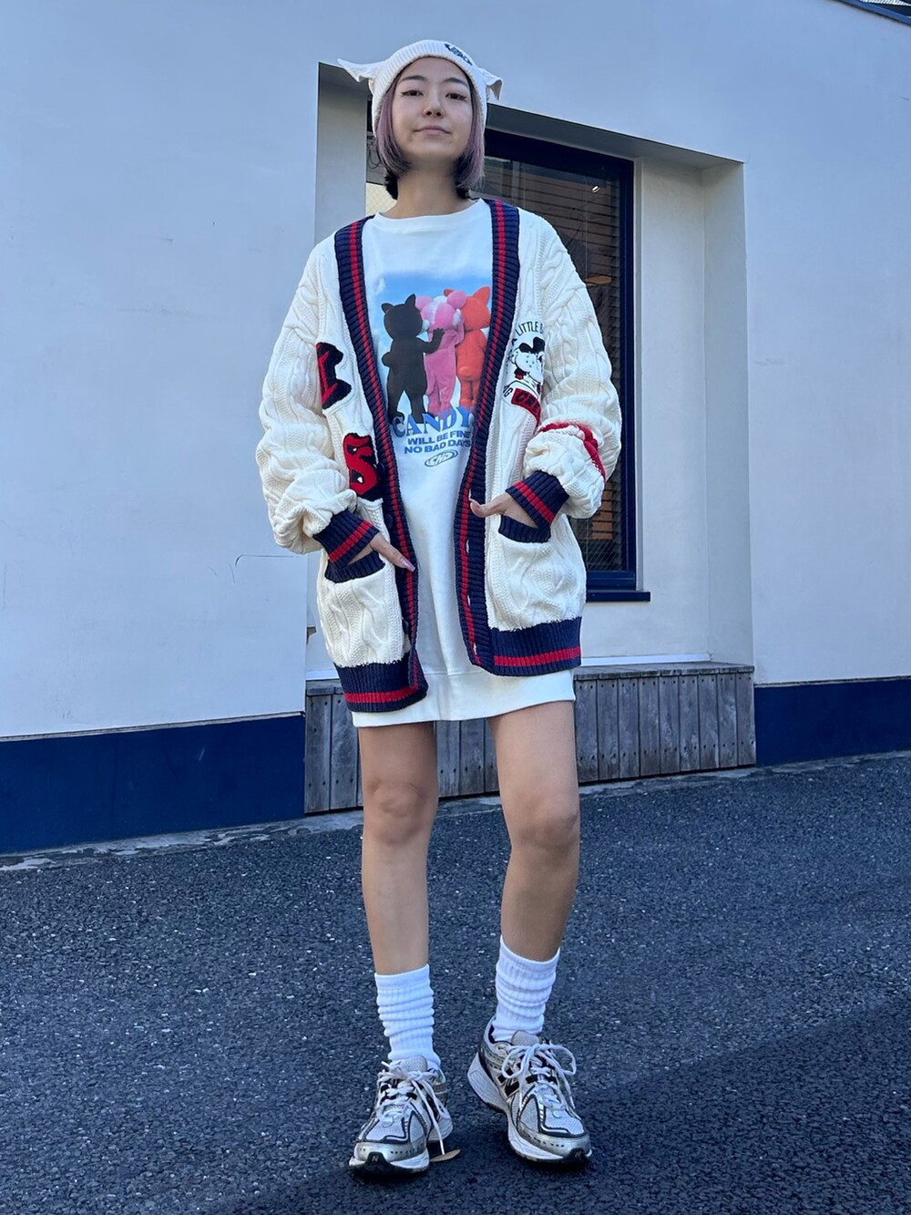 「Candy Stripper、New Balance、ニット、カーディガン、Vネック、スウェット、ワンピース、ゆったりシルエット、ビーニー、カジュアル、ストリート、冬コーデ」｜「Candy StripperのCS COLLEGE KNIT カーディガン（カーディガン/ボレロ、ホワイト系）」を使った、CandyStripper_mikiさん（レディース・162cm）の冬コーディネートの3枚目の写真