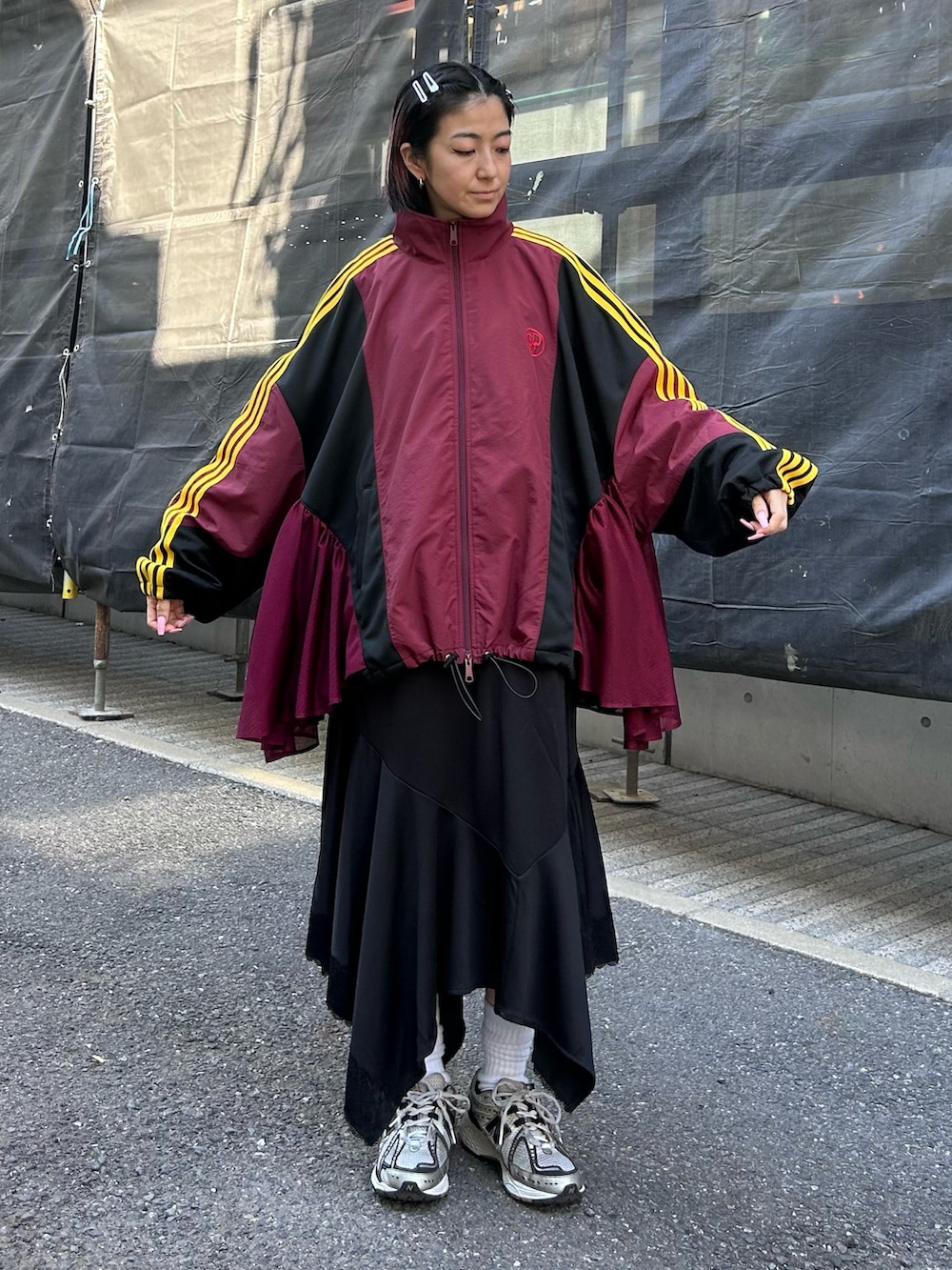 「Candy Stripper、New Balance、ブルゾン、スポーティ、メッシュ、ロンT、キャミワンピ、カジュアル、ストリート、春先取り、休日スタイル」｜「Candy StripperのCND SWITCHED NYLON ブルゾン（ブルゾン、レッド系）」を使った、CandyStripper_mikiさん（レディース・162cm）の冬コーディネートの4枚目の写真