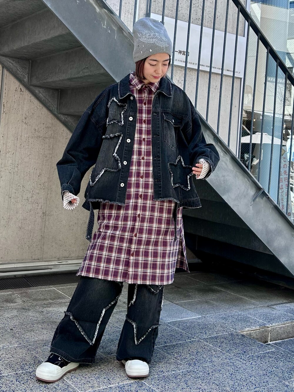 ブラック系のデニムジャケット、パープル系のシャツワンピース、ベージュ系のTシャツ/カットソーを着用したレディースの春コーディネートの2枚目の写真