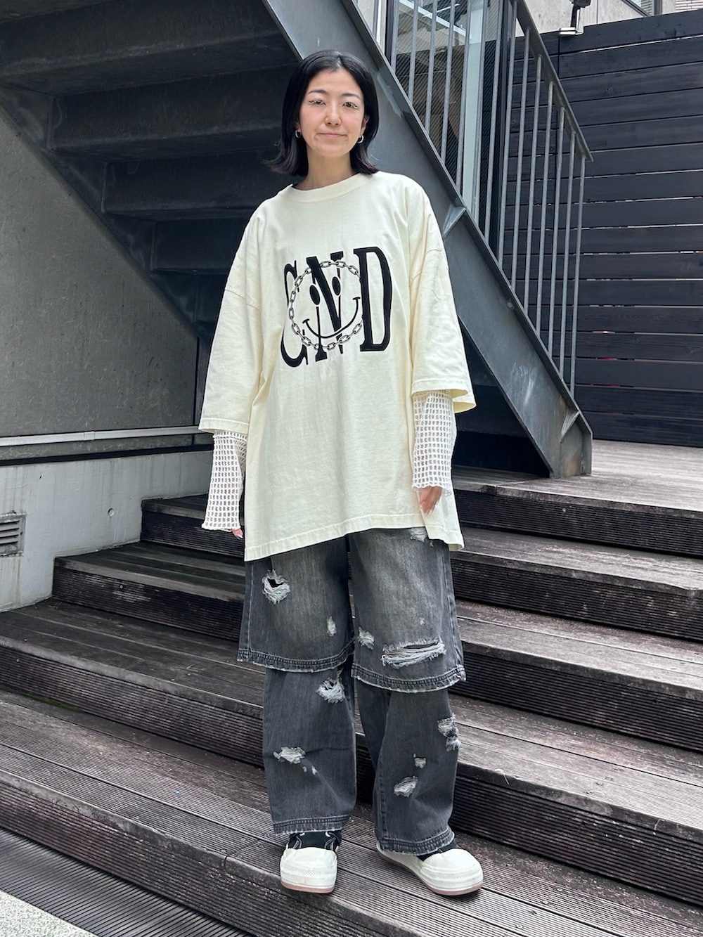 ブラック系のデニムパンツ、ホワイト系のTシャツ/カットソー、ホワイト系のTシャツ/カットソーを着用したレディースの秋コーディネートの2枚目の写真