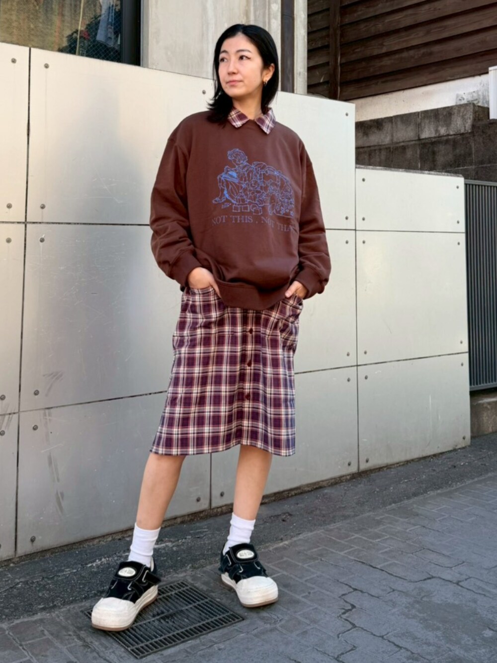 パープル系のシャツワンピース、その他のバックパック/リュック、ブラウン系のスウェットを着用したレディースの冬コーディネートの3枚目の写真