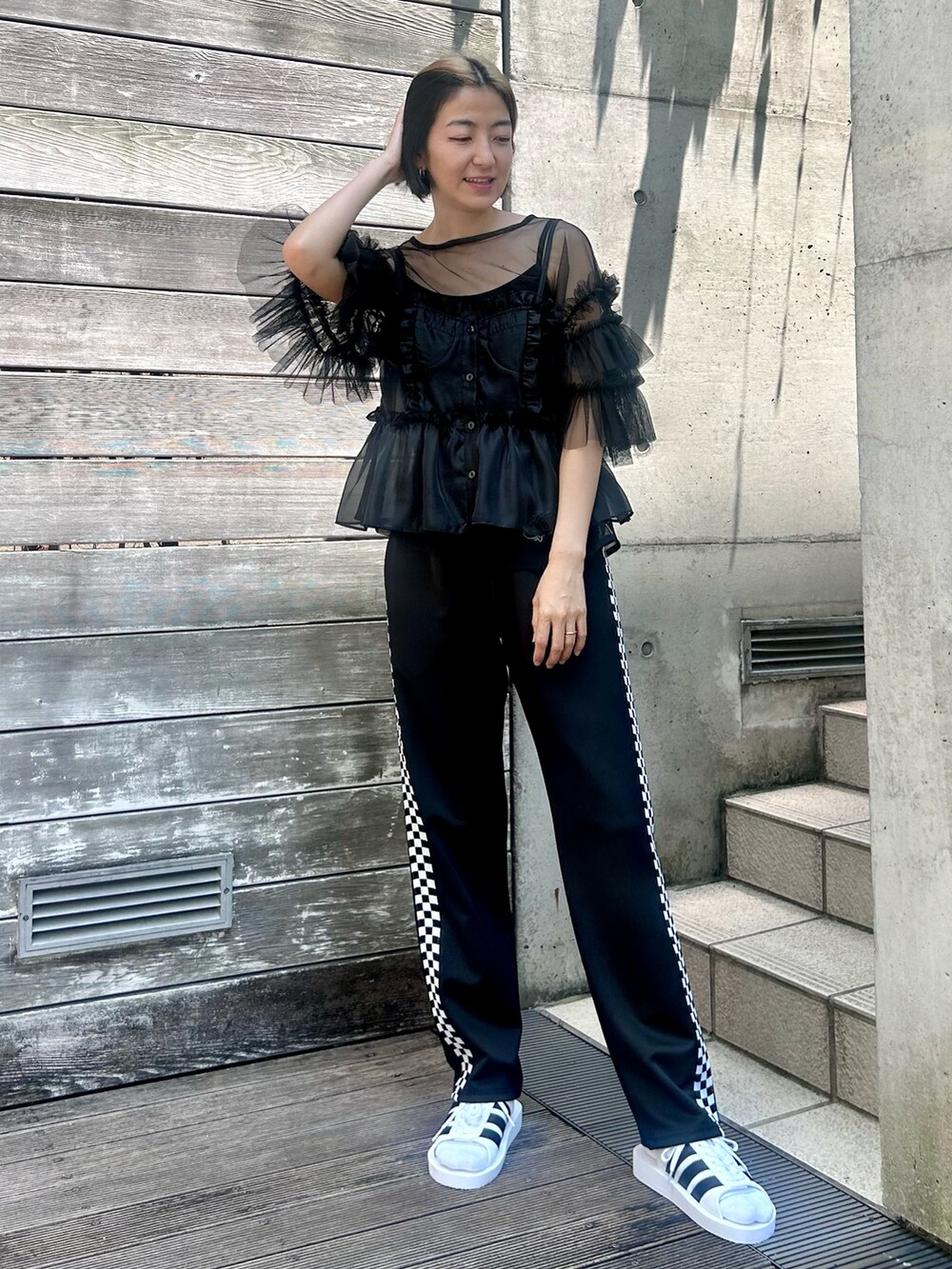 「Candy Stripper、adidas、チュールトップス、シースルー、オーガンジー、ビスチェ、イージーパンツ、チェッカーフラッグ、カジュアル、レイヤードスタイル、お出かけコーデ」｜「Candy StripperのTULLE FRILL SLEEVE トップス（Tシャツ/カットソー、ブラック系）」を使った、CandyStripper_mikiさん（レディース・162cm）の夏コーディネートの2枚目の写真