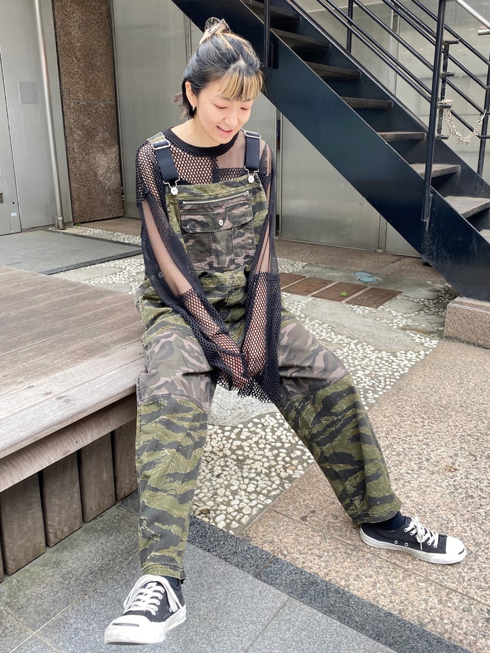 「Candy Stripper、サロペット、コンバース、スニーカー、カモフラ、迷彩、オーバーサイズ、メッシュ、大人カジュアル、夏コーデ」｜「Candy StripperのCND ARMY サロペット（サロペット/オーバーオール、グリーン系）」を使った、CandyStripper_mikiさん（レディース・162cm）の夏コーディネートの2枚目の写真