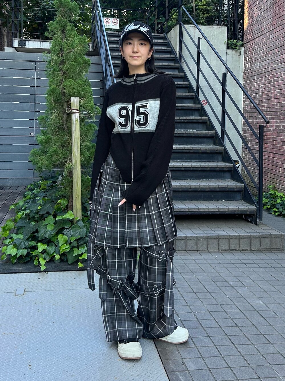 グレー系のその他パンツ、ブラック系のニット/セーター、ブラック系のキャップを着用したレディースの秋コーディネートの3枚目の写真