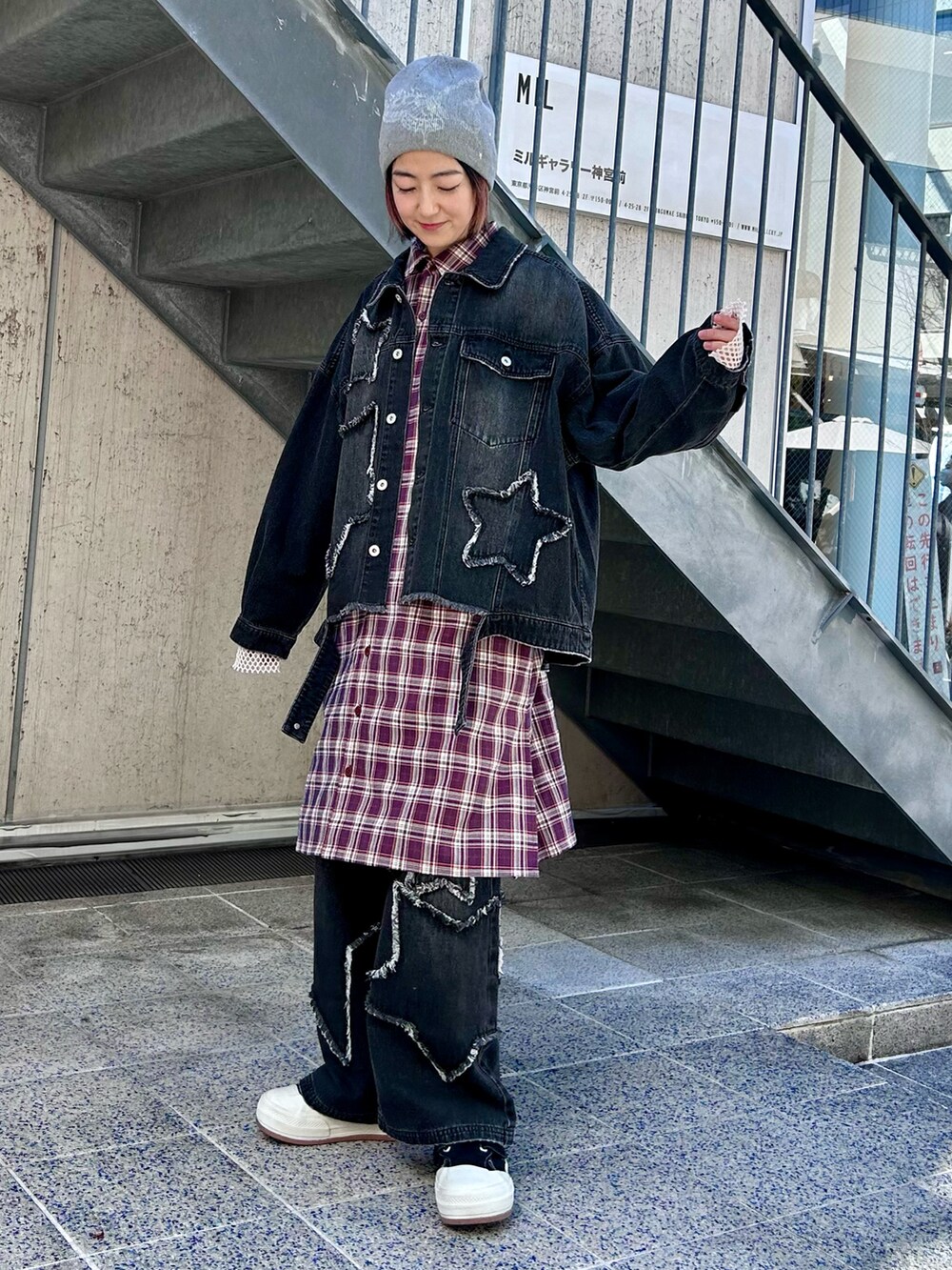 ブラック系のデニムジャケット、パープル系のシャツワンピース、ベージュ系のTシャツ/カットソーを着用したレディースの春コーディネートの3枚目の写真