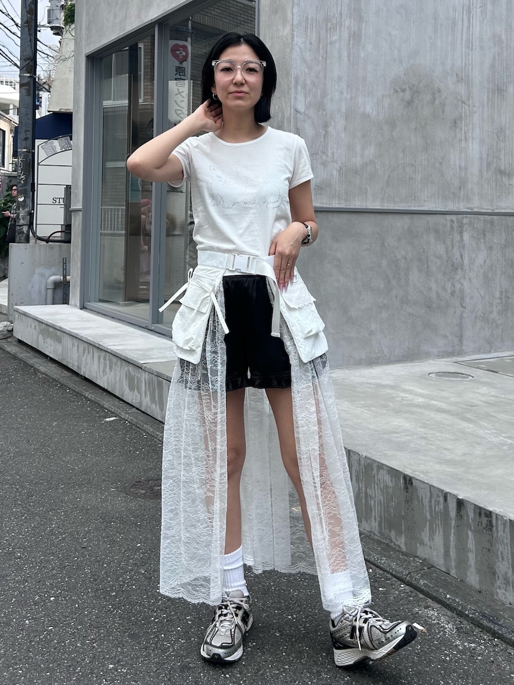 ブラック系のその他パンツ、ホワイト系のスカート、ホワイト系のTシャツ/カットソーを着用したレディースの夏コーディネートの2枚目の写真