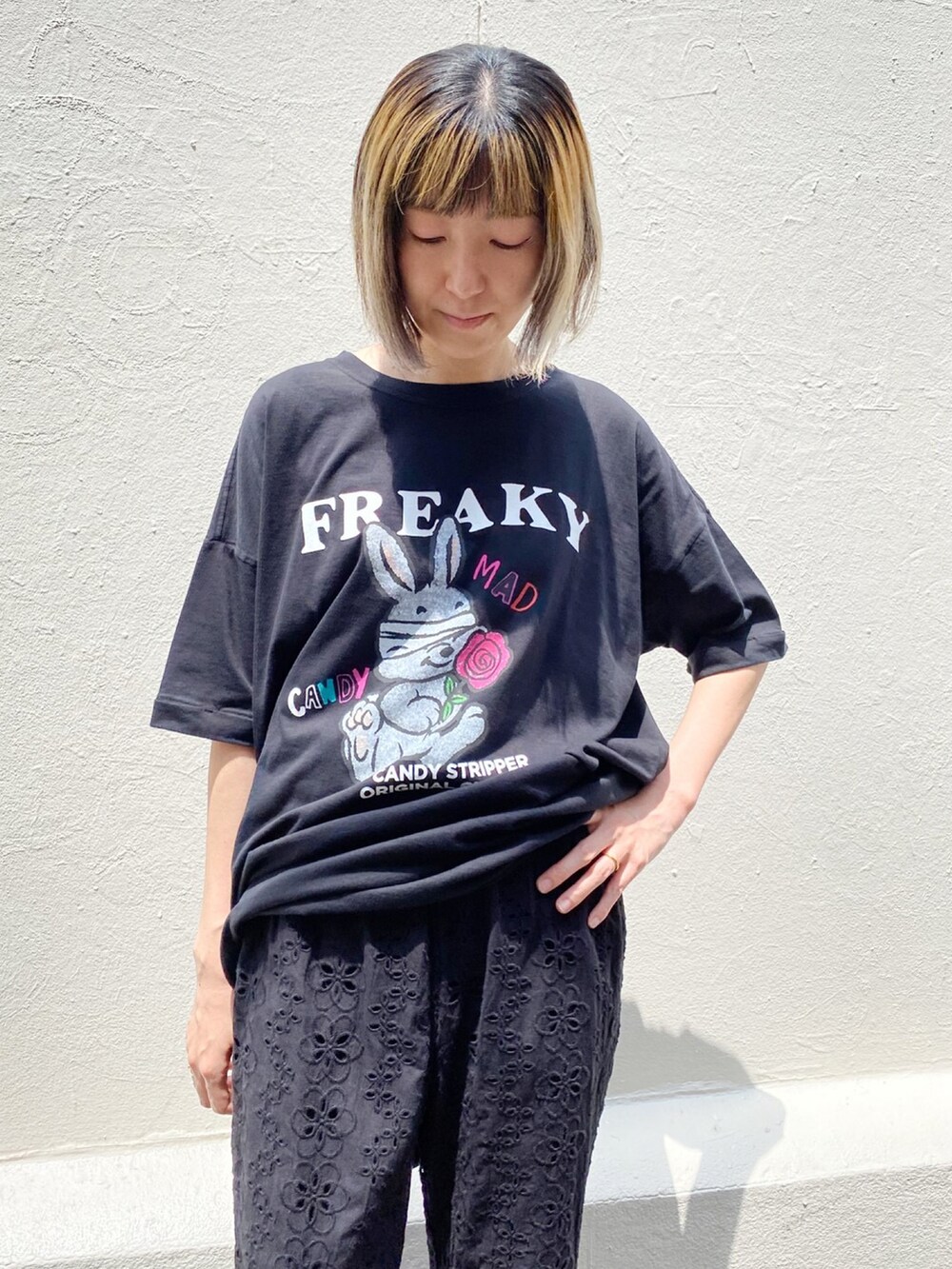 ブラック系のスニーカー、ブラック系のその他パンツ、ブラック系のTシャツ/カットソーを着用したレディースの夏コーディネートの4枚目の写真