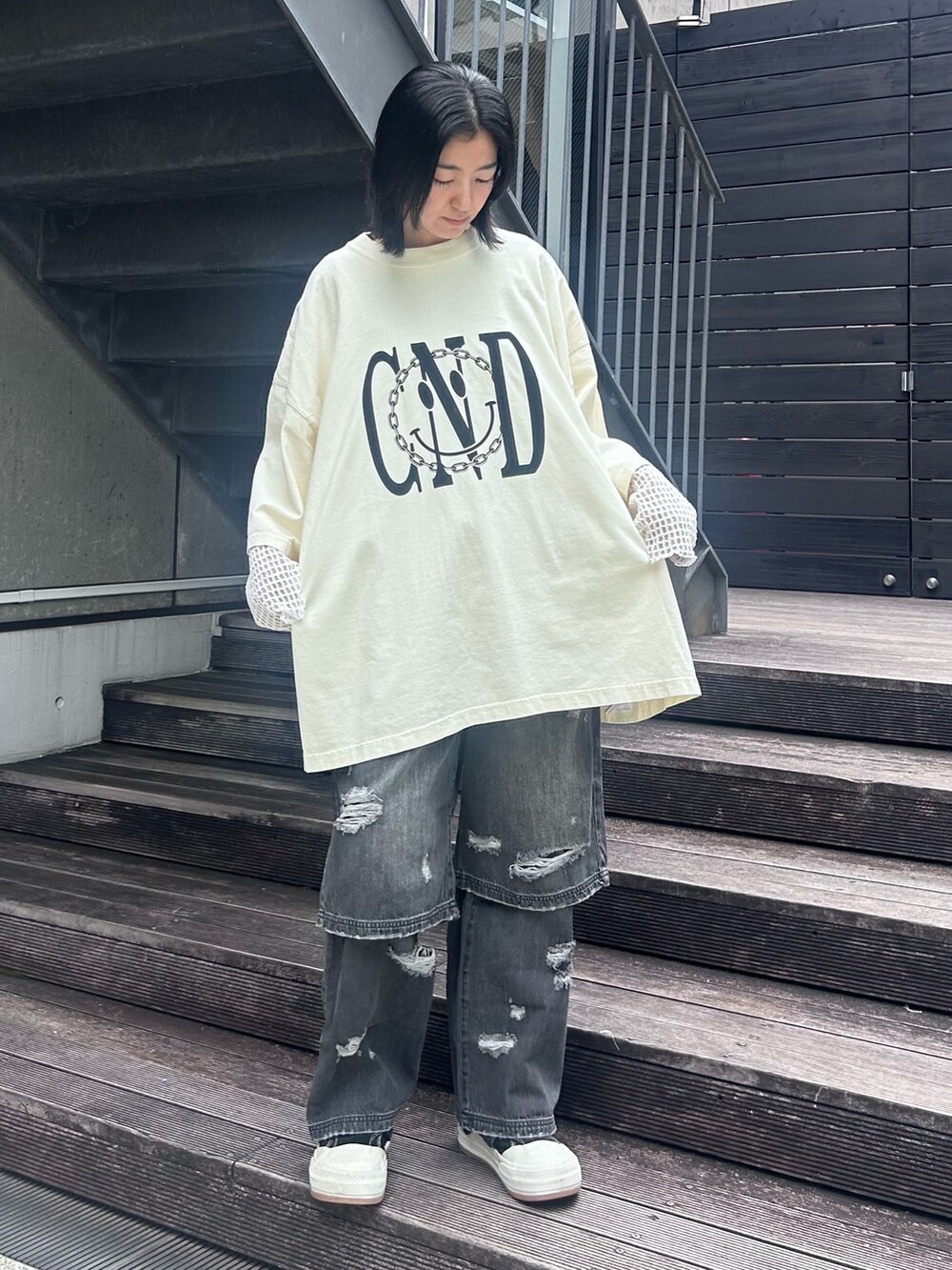ブラック系のデニムパンツ、ホワイト系のTシャツ/カットソー、ホワイト系のTシャツ/カットソーを着用したレディースの秋コーディネートの3枚目の写真