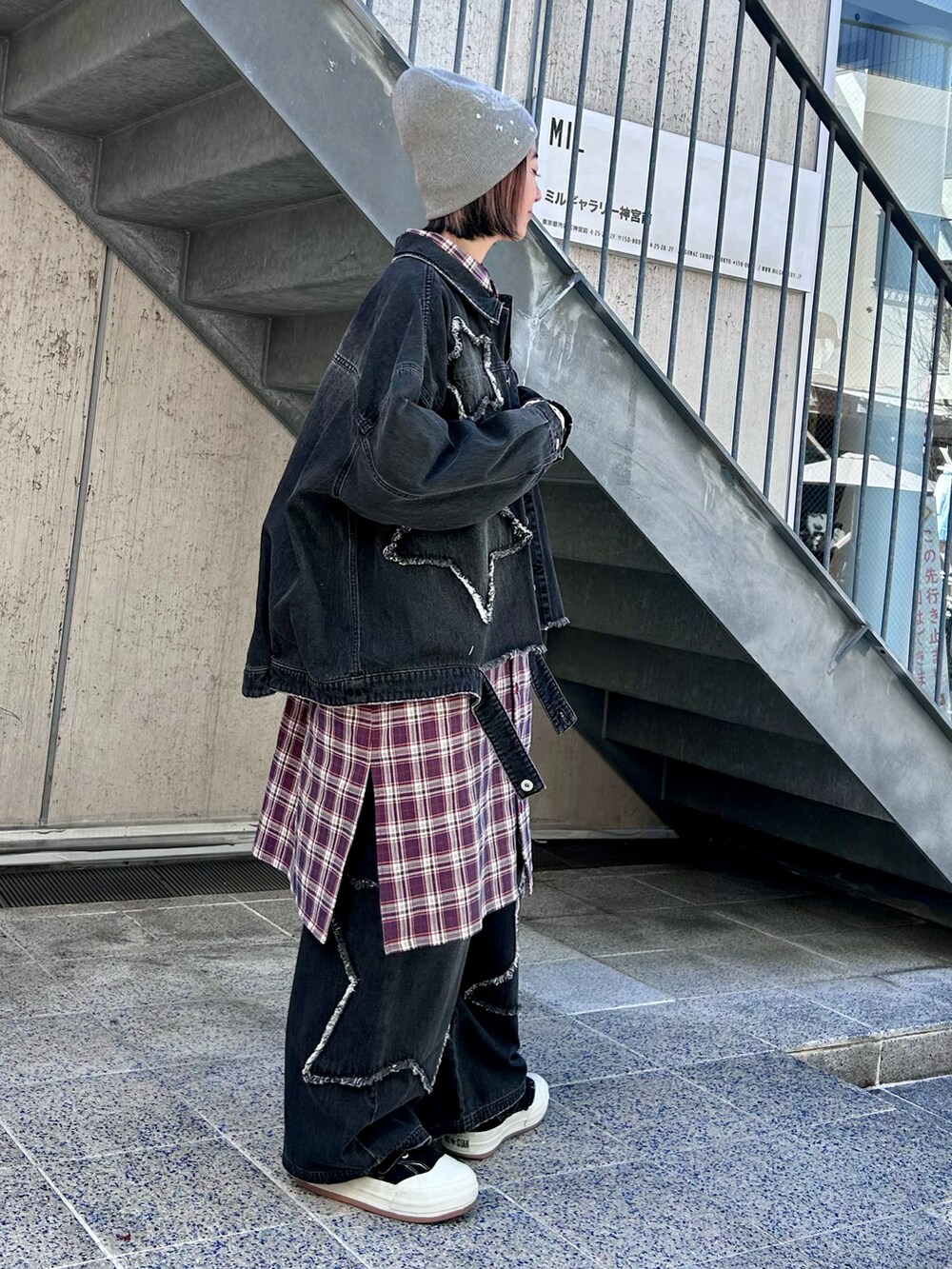 ブラック系のデニムジャケット、パープル系のシャツワンピース、ベージュ系のTシャツ/カットソーを着用したレディースの春コーディネートの4枚目の写真