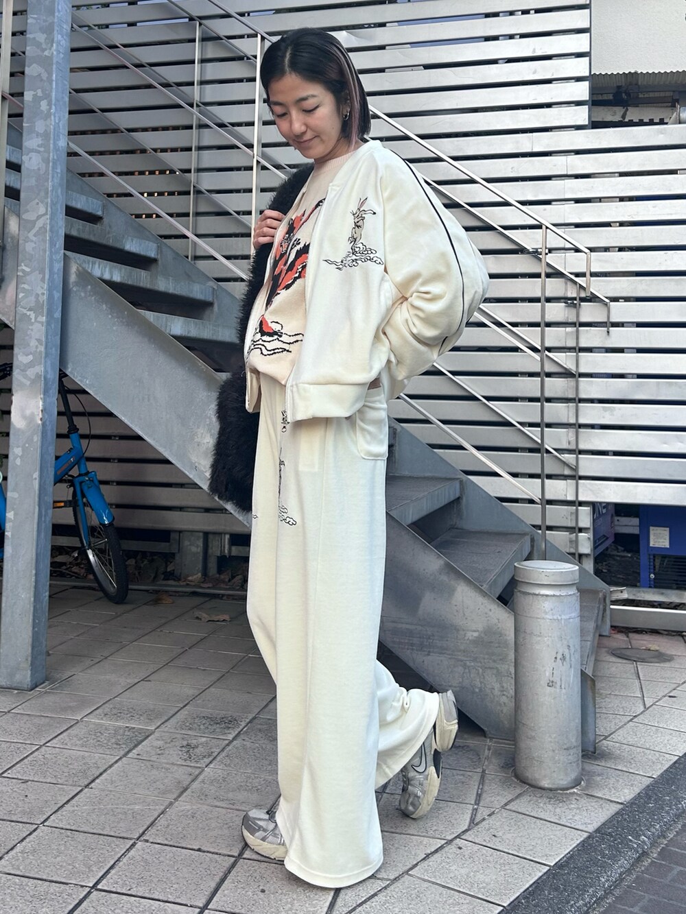 「Candy Stripper、NIKE、トラックジャケット、トラックパンツ、刺繍、ベロア、ニット、オーバーシルエット、セットアップ、ファーバッグ、ストリート、お出かけコーデ」｜「Candy StripperのTOKYO CANDY TRACK ジャケット（その他アウター、ホワイト系）」を使った、CandyStripper_mikiさん（レディース・162cm）の冬コーディネートの3枚目の写真