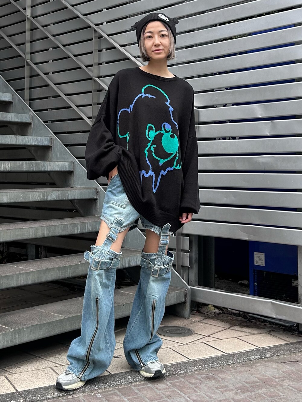 ブラック系のニット/セーター、ブルー系のデニムパンツ、シルバー系のシューズを着用したレディースの秋コーディネートの3枚目の写真