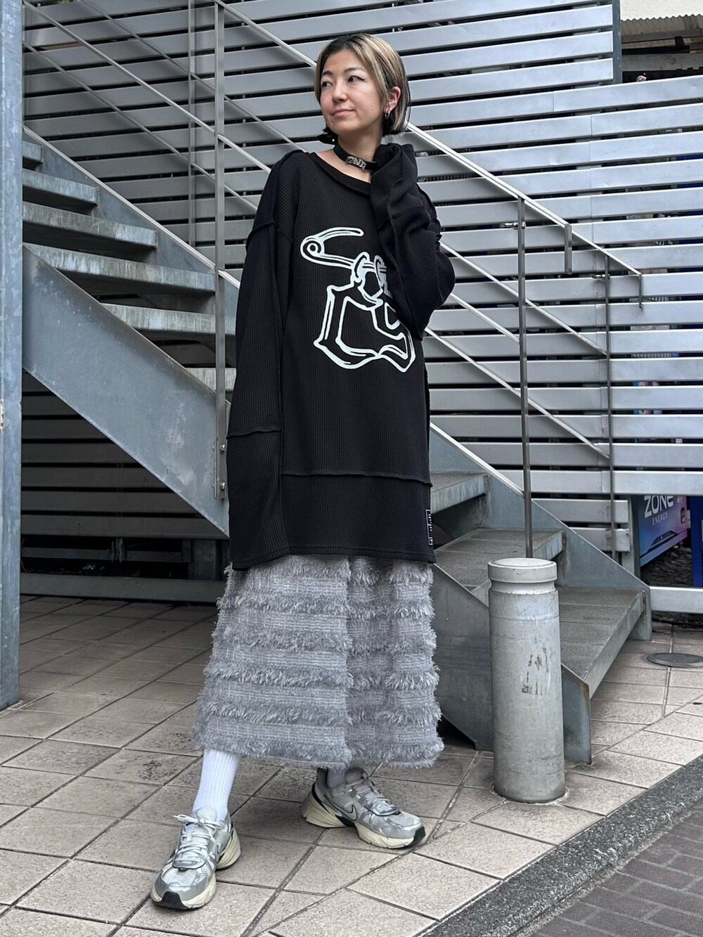 「Candy Stripper、NIKE、ワッフル、リメイク風、オーバーサイズ、ワンピース、シャギー、ジャガード、チョーカー、カジュアル、レイヤードスタイル、お出かけコーデ」｜「Candy StripperのSAFETY PIN WAFFLE トップス（Tシャツ/カットソー、ブラック系）」を使った、CandyStripper_mikiさん（レディース・162cm）の秋コーディネートの3枚目の写真