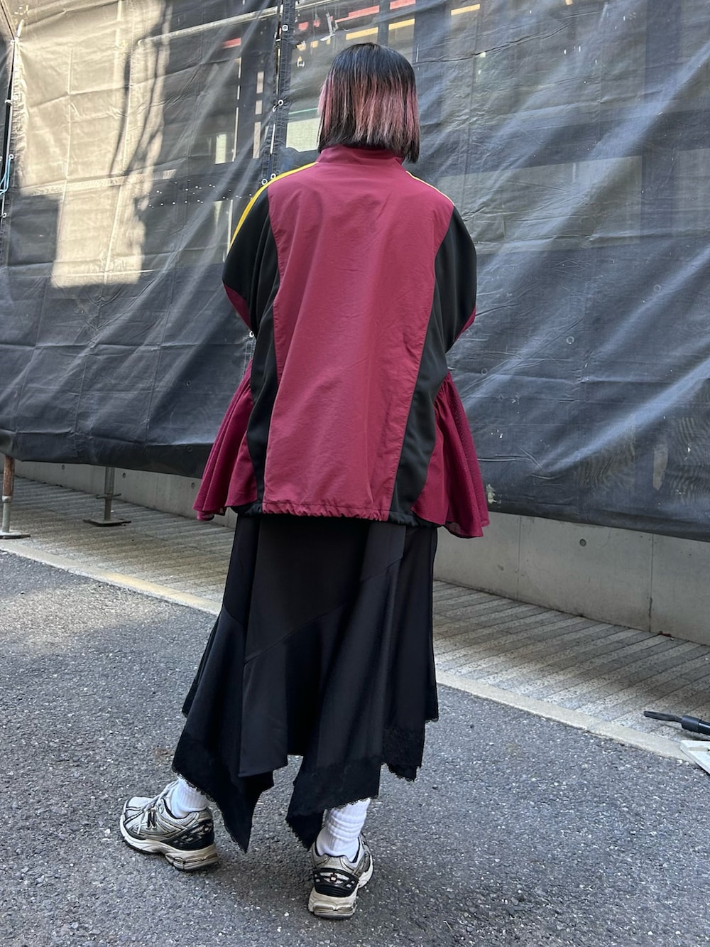 「Candy Stripper、New Balance、ブルゾン、スポーティ、メッシュ、ロンT、キャミワンピ、カジュアル、ストリート、春先取り、休日スタイル」｜「Candy StripperのCND SWITCHED NYLON ブルゾン（ブルゾン、レッド系）」を使った、CandyStripper_mikiさん（レディース・162cm）の冬コーディネートの5枚目の写真