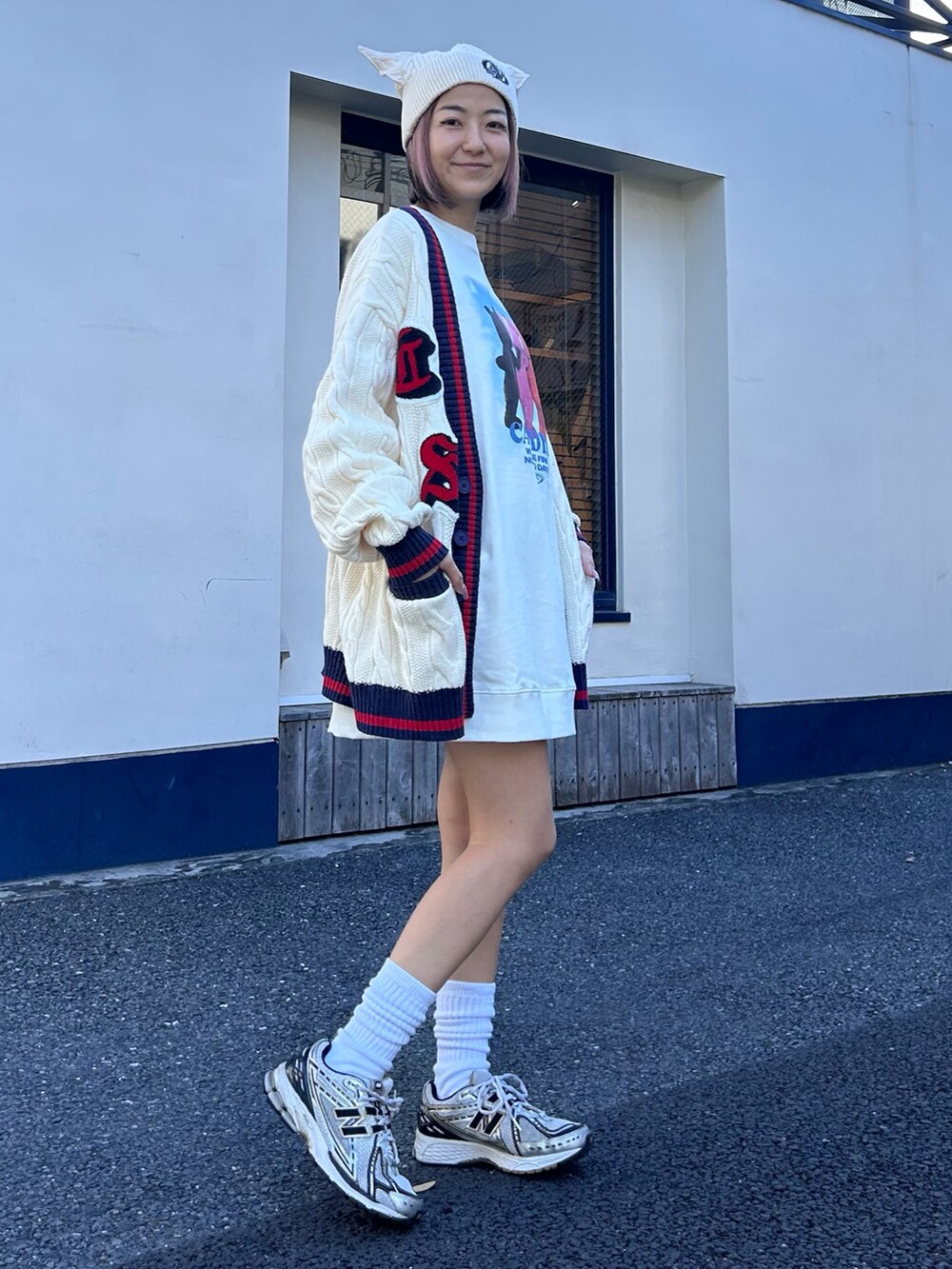 「Candy Stripper、New Balance、ニット、カーディガン、Vネック、スウェット、ワンピース、ゆったりシルエット、ビーニー、カジュアル、ストリート、冬コーデ」｜「Candy StripperのCS COLLEGE KNIT カーディガン（カーディガン/ボレロ、ホワイト系）」を使った、CandyStripper_mikiさん（レディース・162cm）の冬コーディネートの4枚目の写真