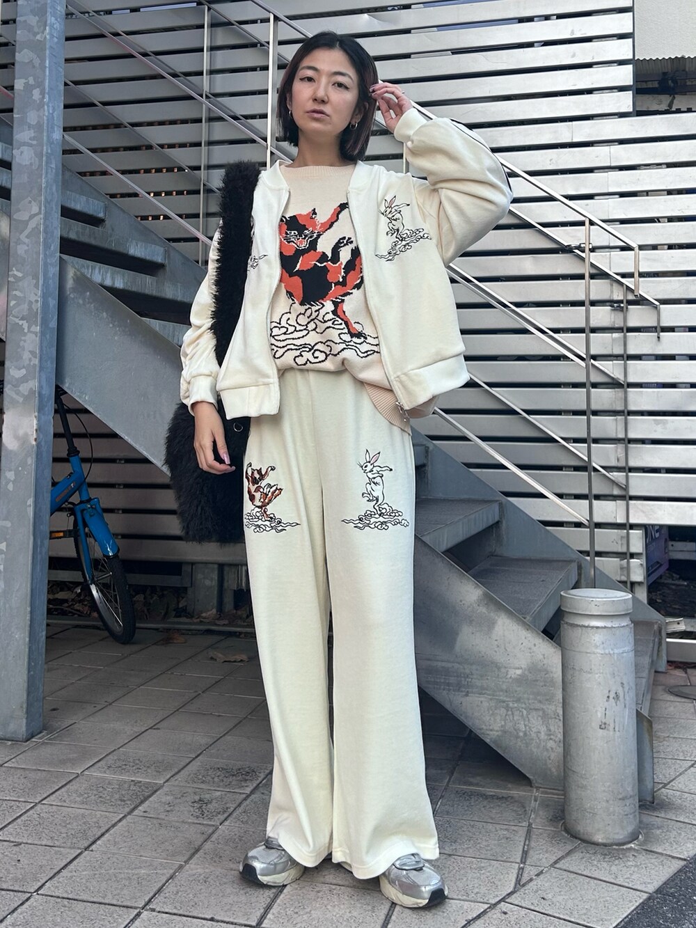 「Candy Stripper、NIKE、トラックジャケット、トラックパンツ、刺繍、ベロア、ニット、オーバーシルエット、セットアップ、ファーバッグ、ストリート、お出かけコーデ」｜「Candy StripperのTOKYO CANDY TRACK ジャケット（その他アウター、ホワイト系）」を使った、CandyStripper_mikiさん（レディース・162cm）の冬コーディネートの2枚目の写真
