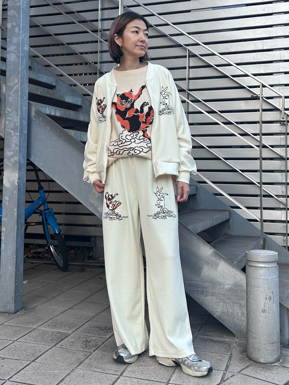 「Candy Stripper、NIKE、トラックジャケット、トラックパンツ、刺繍、ベロア、ニット、オーバーシルエット、セットアップ、ファーバッグ、ストリート、お出かけコーデ」｜「Candy StripperのTOKYO CANDY TRACK ジャケット（その他アウター、ホワイト系）」を使った、CandyStripper_mikiさん（レディース・162cm）の冬コーディネートの4枚目の写真
