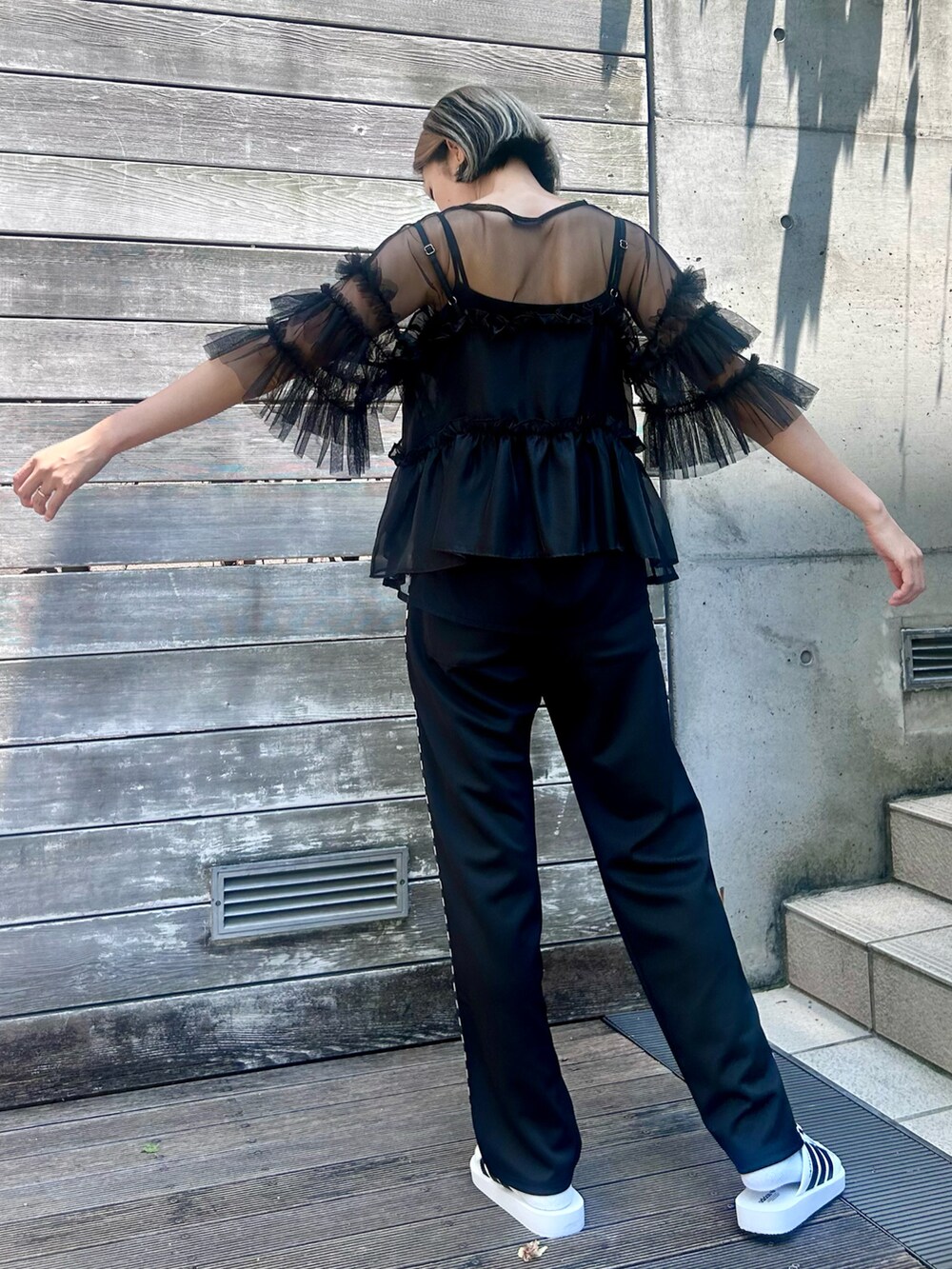 「Candy Stripper、adidas、チュールトップス、シースルー、オーガンジー、ビスチェ、イージーパンツ、チェッカーフラッグ、カジュアル、レイヤードスタイル、お出かけコーデ」｜「Candy StripperのTULLE FRILL SLEEVE トップス（Tシャツ/カットソー、ブラック系）」を使った、CandyStripper_mikiさん（レディース・162cm）の夏コーディネートの5枚目の写真