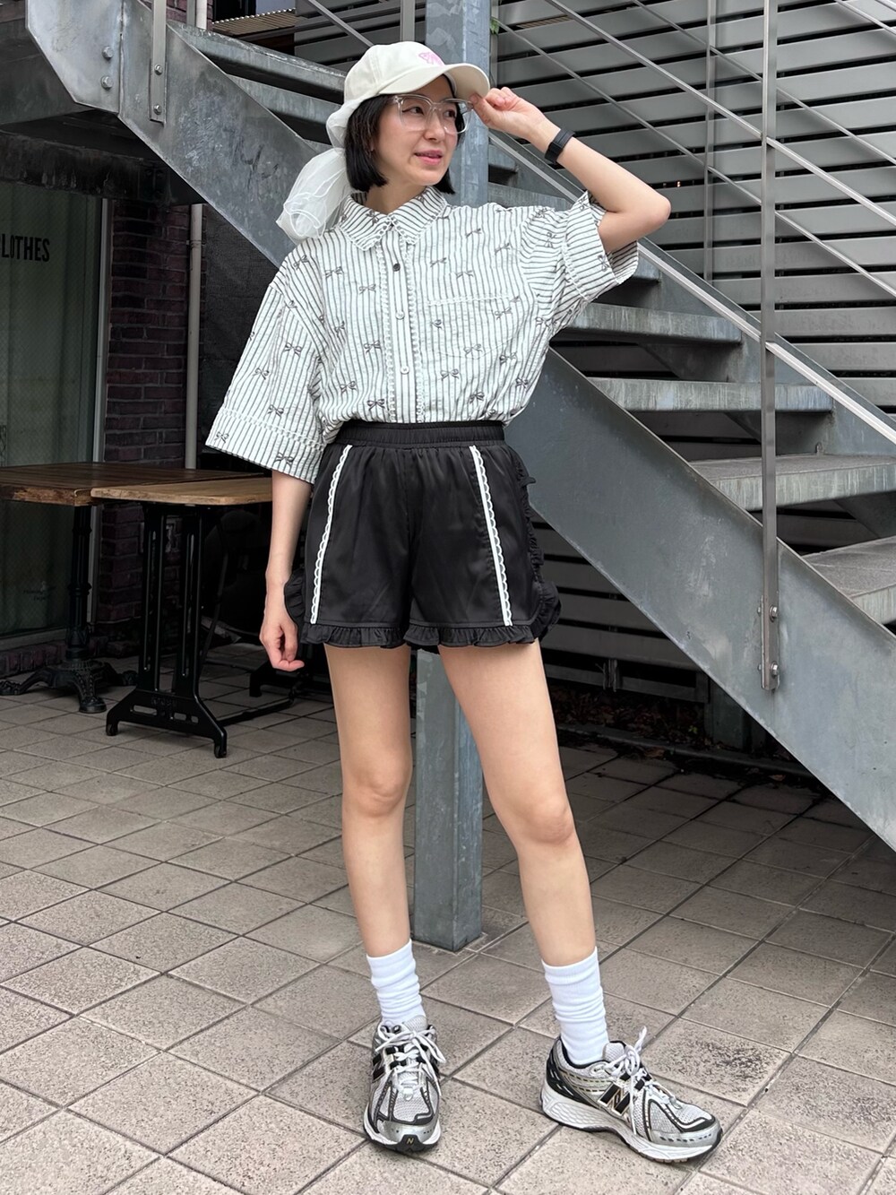 「Candy Stripper、スニーカー、シャツ、リボン、刺繍、ショートパンツ、チュールレース、キャップ、カジュアル、スポーツミックス」｜「Candy StripperのRIBBON STRIPE シャツ（シャツ/ブラウス、ホワイト系）」を使った、CandyStripper_mikiさん（レディース・162cm）の夏コーディネートの3枚目の写真