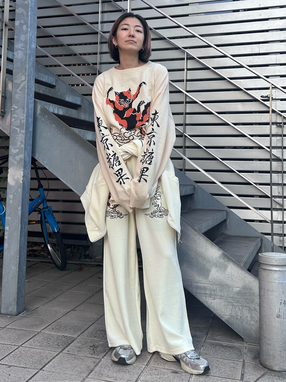 「Candy Stripper、NIKE、トラックジャケット、トラックパンツ、刺繍、ベロア、ニット、オーバーシルエット、セットアップ、ファーバッグ、ストリート、お出かけコーデ」｜「Candy StripperのTOKYO CANDY TRACK ジャケット（その他アウター、ホワイト系）」を使った、CandyStripper_mikiさん（レディース・162cm）の冬コーディネートの5枚目の写真
