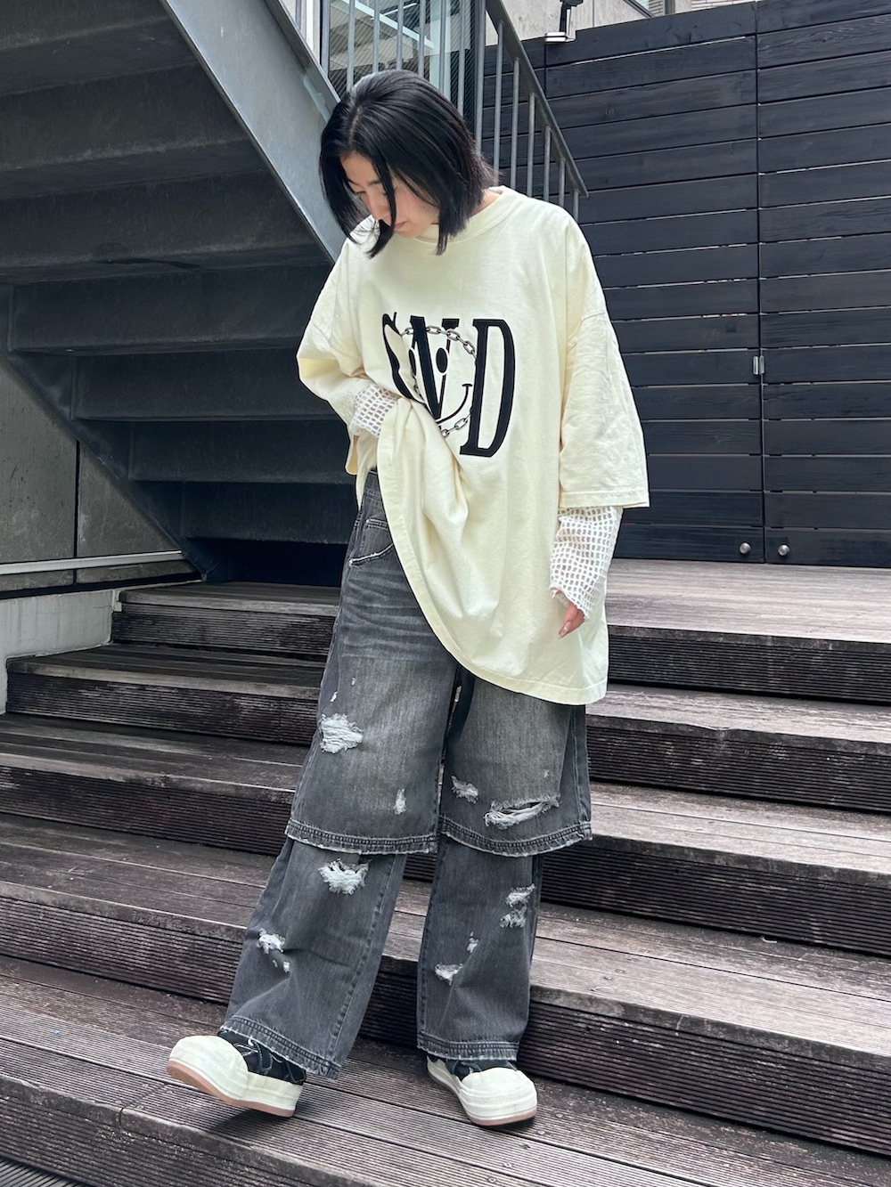 ブラック系のデニムパンツ、ホワイト系のTシャツ/カットソー、ホワイト系のTシャツ/カットソーを着用したレディースの秋コーディネートの5枚目の写真