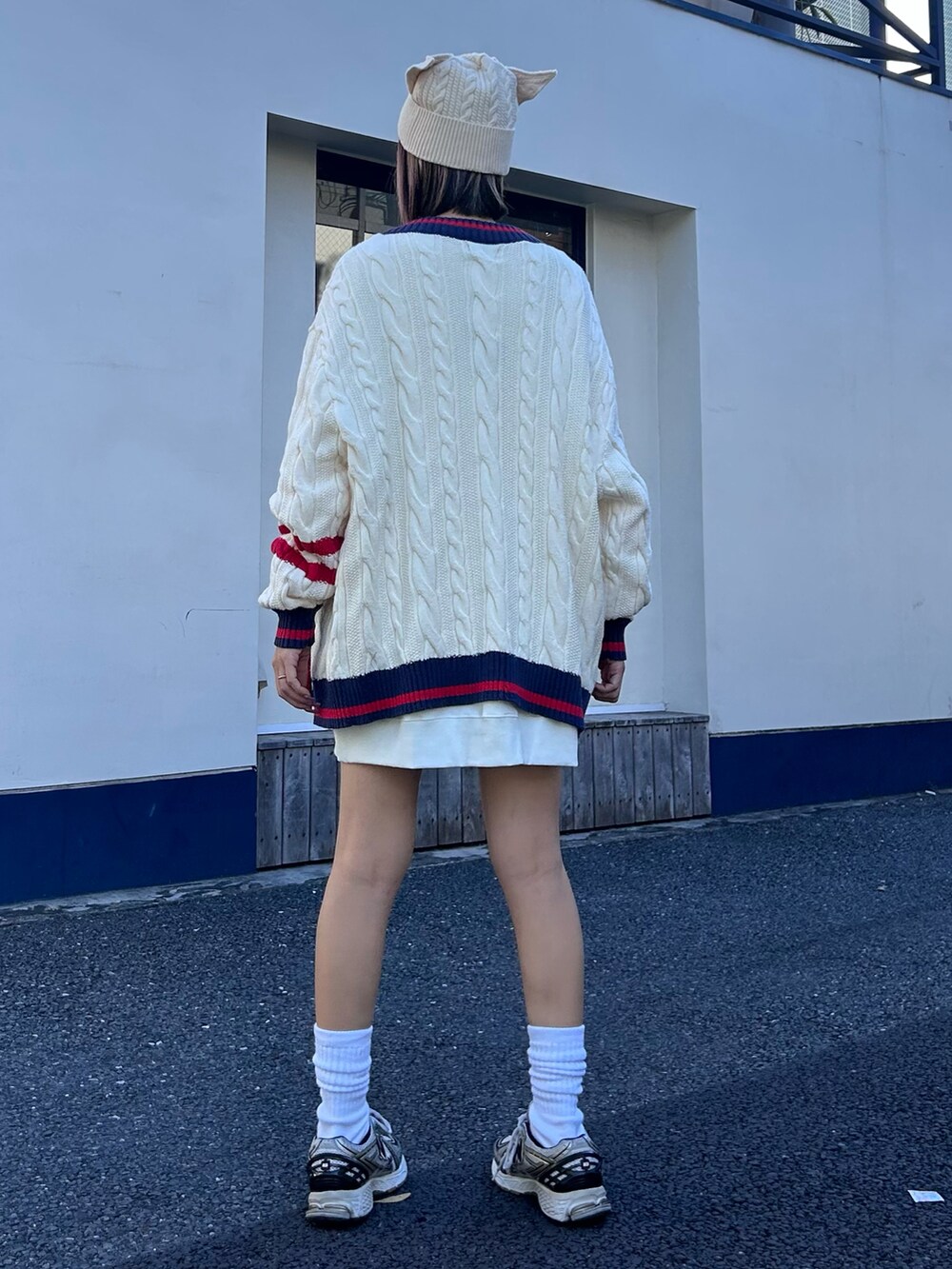 「Candy Stripper、New Balance、ニット、カーディガン、Vネック、スウェット、ワンピース、ゆったりシルエット、ビーニー、カジュアル、ストリート、冬コーデ」｜「Candy StripperのCS COLLEGE KNIT カーディガン（カーディガン/ボレロ、ホワイト系）」を使った、CandyStripper_mikiさん（レディース・162cm）の冬コーディネートの5枚目の写真
