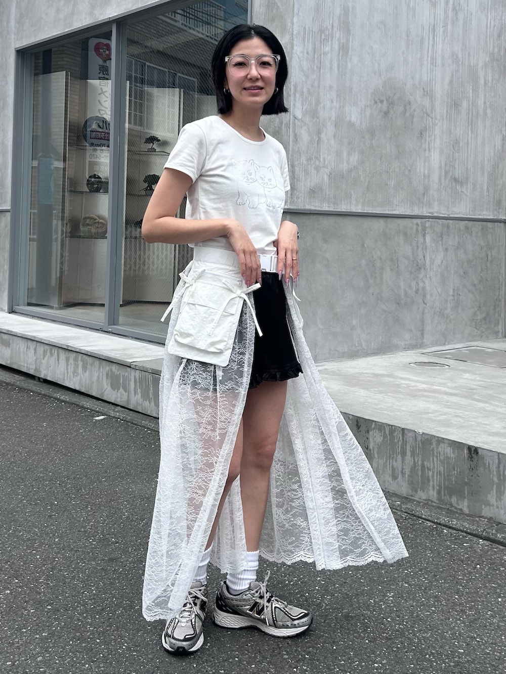 ブラック系のその他パンツ、ホワイト系のスカート、ホワイト系のTシャツ/カットソーを着用したレディースの夏コーディネートの5枚目の写真