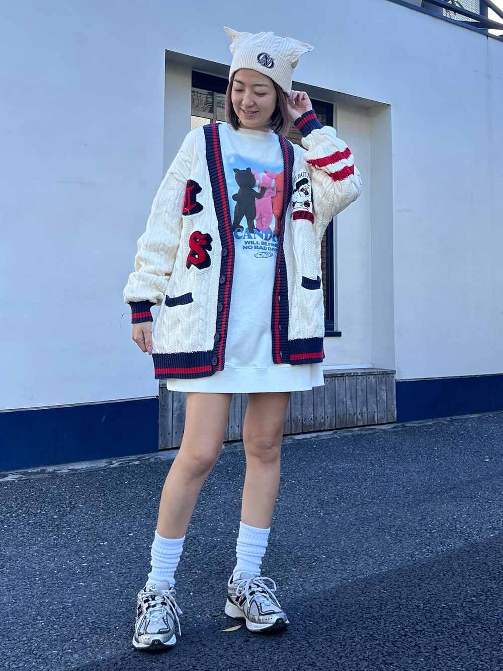 「Candy Stripper、New Balance、ニット、カーディガン、Vネック、スウェット、ワンピース、ゆったりシルエット、ビーニー、カジュアル、ストリート、冬コーデ」｜「Candy StripperのCS COLLEGE KNIT カーディガン（カーディガン/ボレロ、ホワイト系）」を使った、CandyStripper_mikiさん（レディース・162cm）の冬コーディネートの2枚目の写真