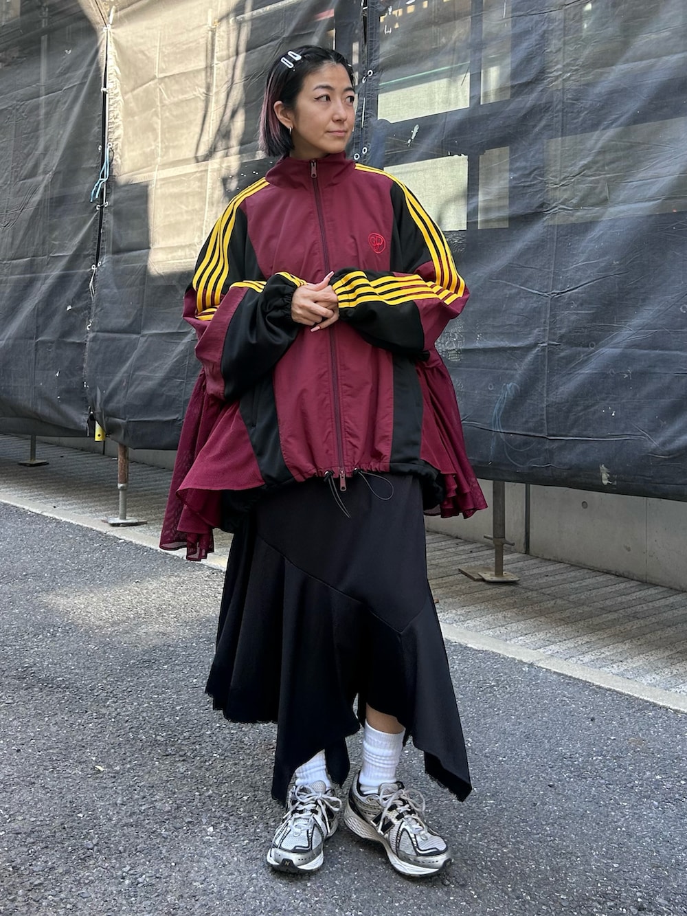 「Candy Stripper、New Balance、ブルゾン、スポーティ、メッシュ、ロンT、キャミワンピ、カジュアル、ストリート、春先取り、休日スタイル」｜「Candy StripperのCND SWITCHED NYLON ブルゾン（ブルゾン、レッド系）」を使った、CandyStripper_mikiさん（レディース・162cm）の冬コーディネートの3枚目の写真