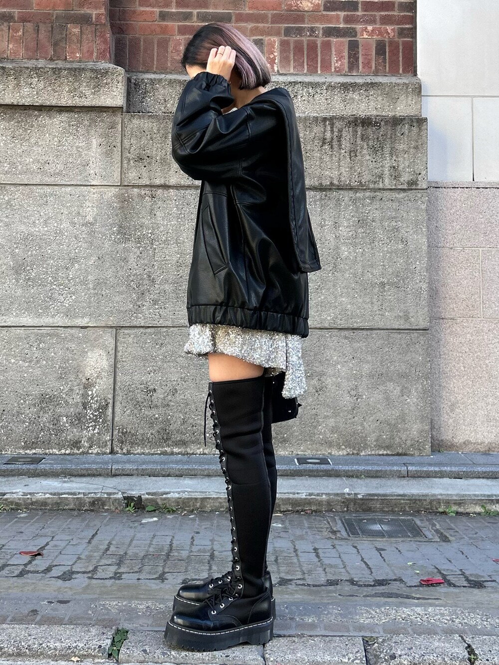 ブラック系のその他アウター、ブラック系のニット/セーター、シルバー系のその他パンツを着用したレディースの冬コーディネートの3枚目の写真