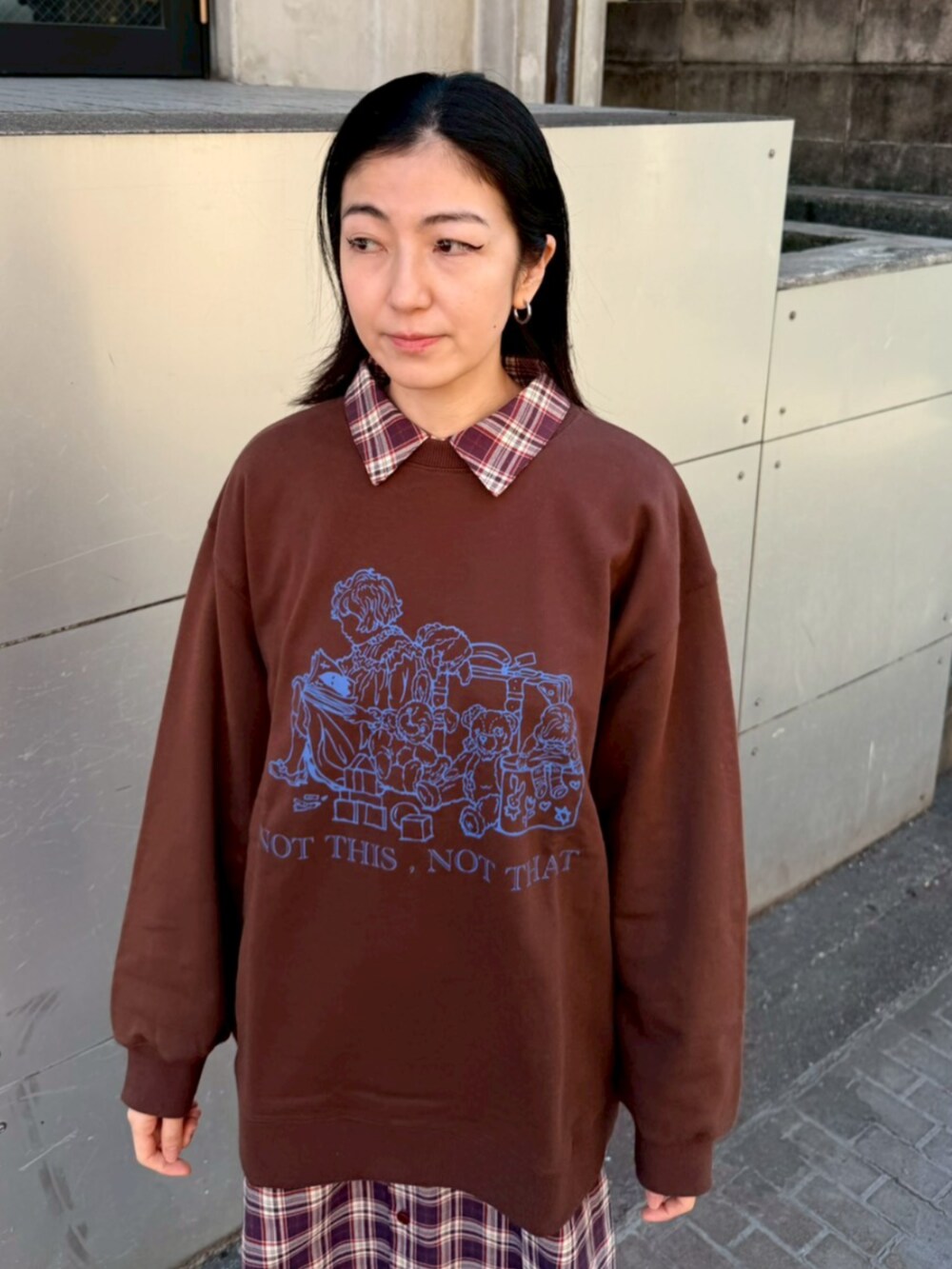 パープル系のシャツワンピース、その他のバックパック/リュック、ブラウン系のスウェットを着用したレディースの冬コーディネートの4枚目の写真