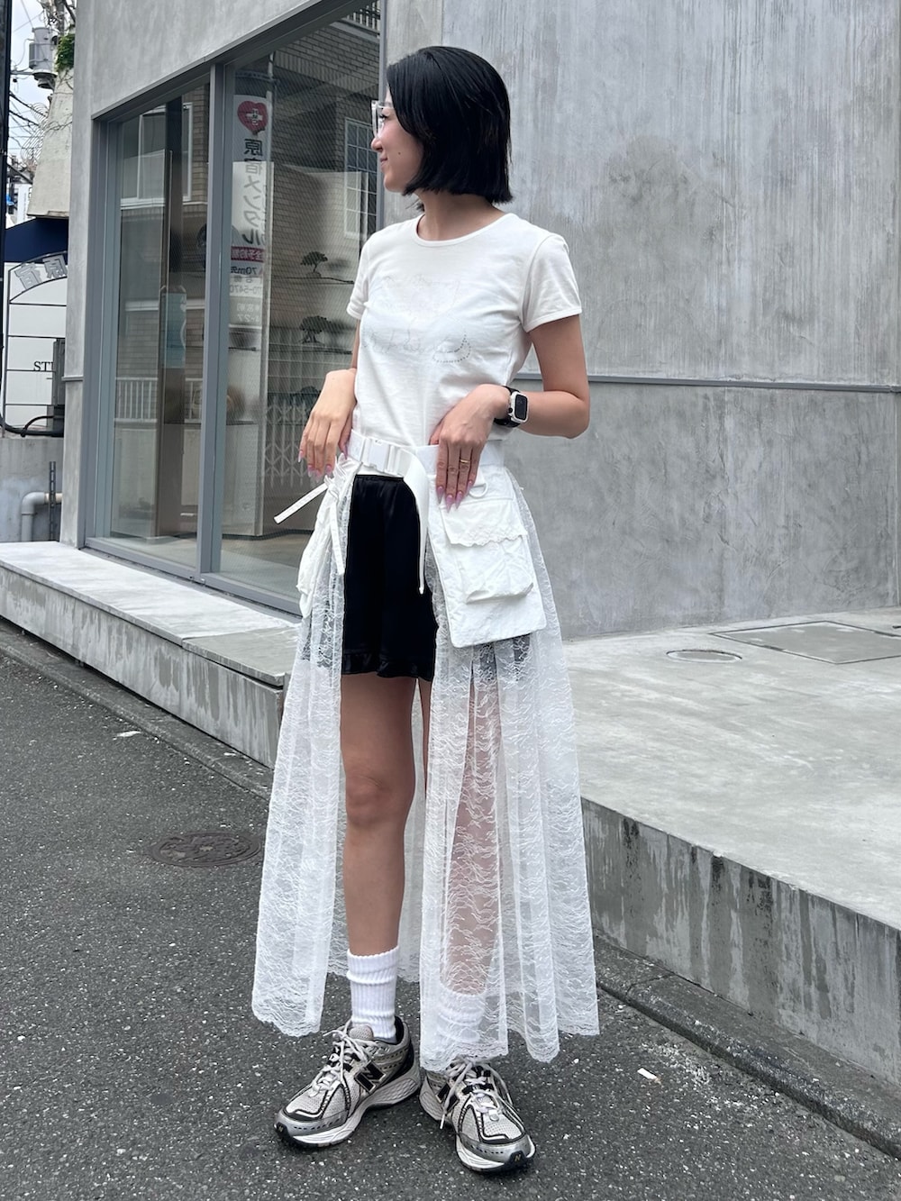 ブラック系のその他パンツ、ホワイト系のスカート、ホワイト系のTシャツ/カットソーを着用したレディースの夏コーディネートの3枚目の写真