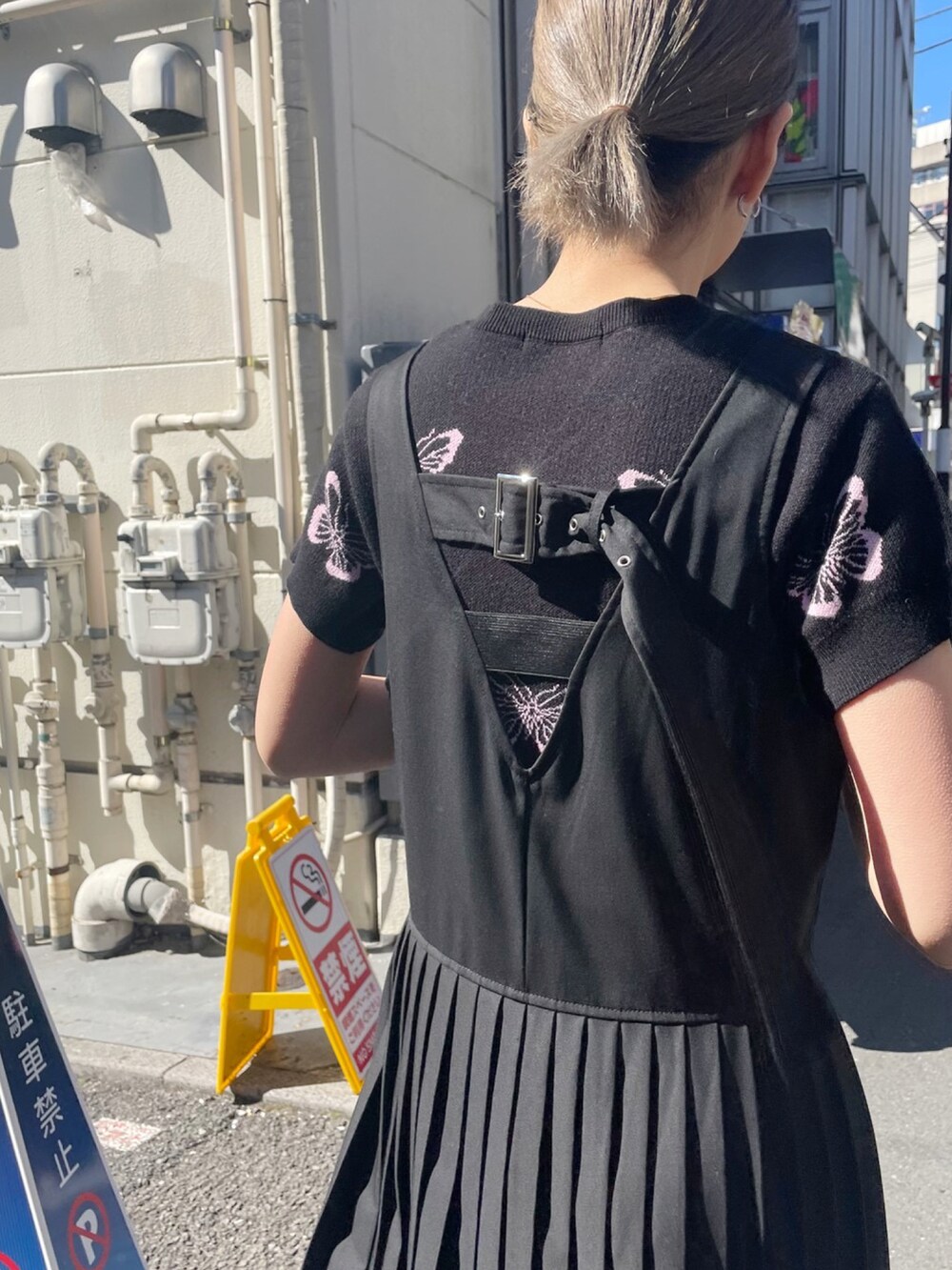 「Candy Stripper、ジャンパースカート、バックスタイル、ストラップ、プリーツスカート、ニットカーディガン、バタフライモチーフ、クリアボタン、ラメ、大人女子、ロングブーツ、ZARA、春コーデ」｜「Candy StripperのBELTED JUMPER スカート（ジャンパースカート、ブラック系）」を使った、CandyStripper_mikiさん（レディース・162cm）の春コーディネートの3枚目の写真