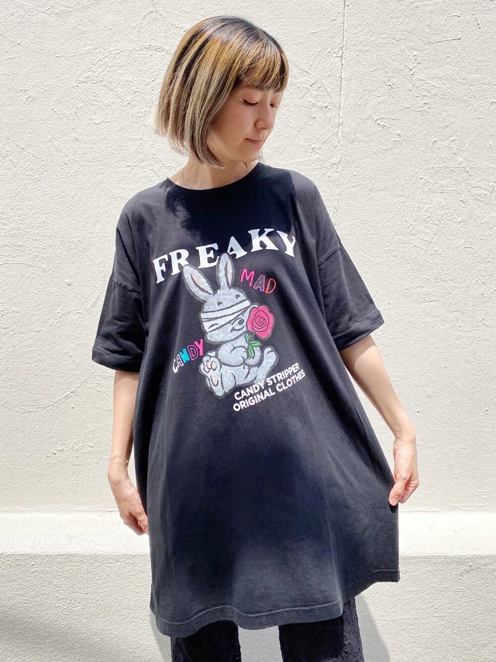 ブラック系のスニーカー、ブラック系のその他パンツ、ブラック系のTシャツ/カットソーを着用したレディースの夏コーディネートの3枚目の写真