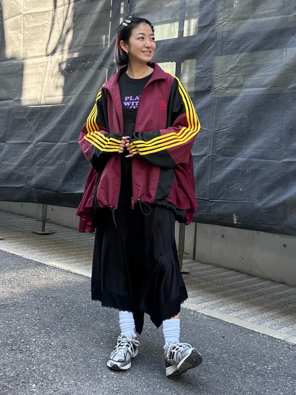 「Candy Stripper、New Balance、ブルゾン、スポーティ、メッシュ、ロンT、キャミワンピ、カジュアル、ストリート、春先取り、休日スタイル」｜「Candy StripperのCND SWITCHED NYLON ブルゾン（ブルゾン、レッド系）」を使った、CandyStripper_mikiさん（レディース・162cm）の冬コーディネートの2枚目の写真