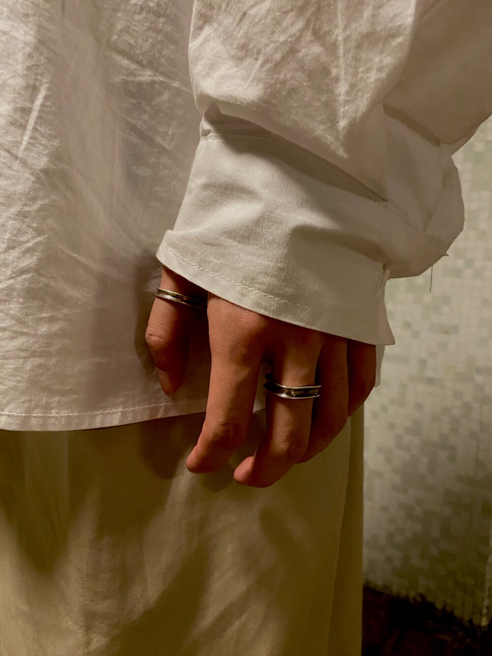 ベージュ系のチノパンツ、ブラウン系のバッグ、ブラック系のサンダルを着用したメンズの春コーディネートの3枚目の写真